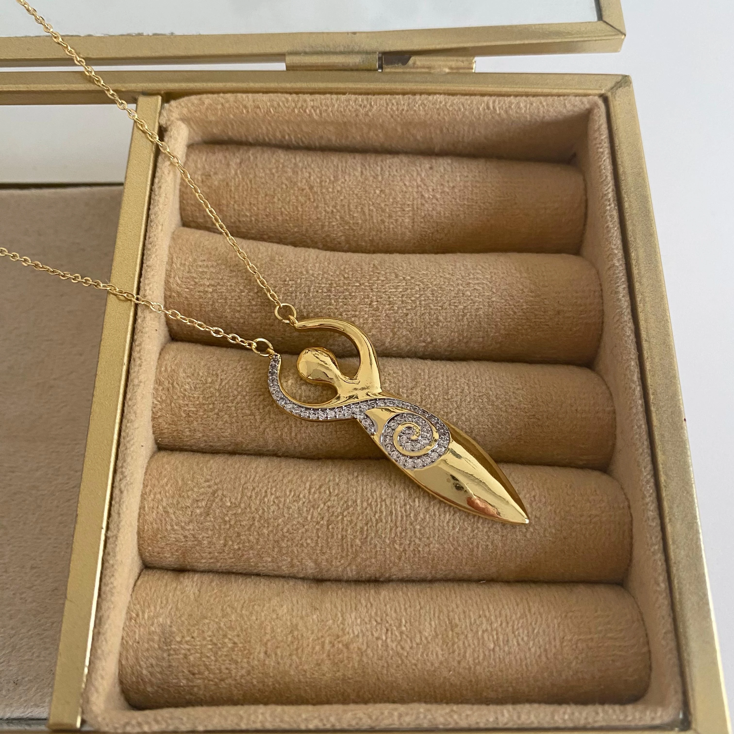 14k Kadın Figürlü Zirkon Taşlı Kolye