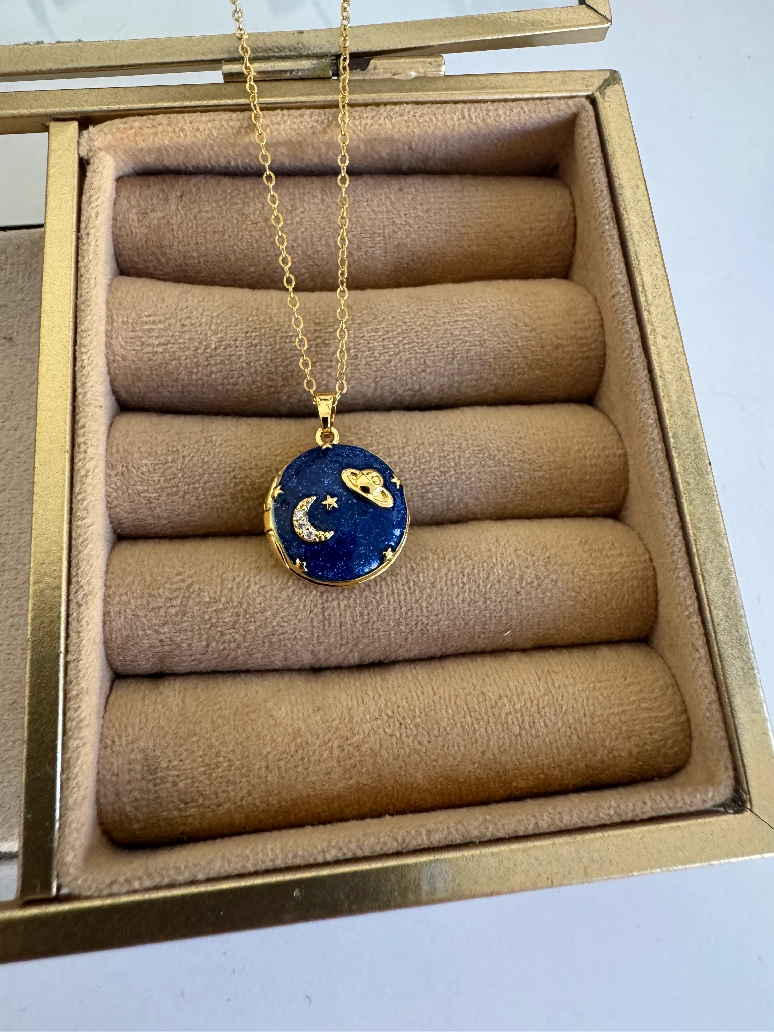 Gökyüzü Temalı 14K Kapaklı Kolye