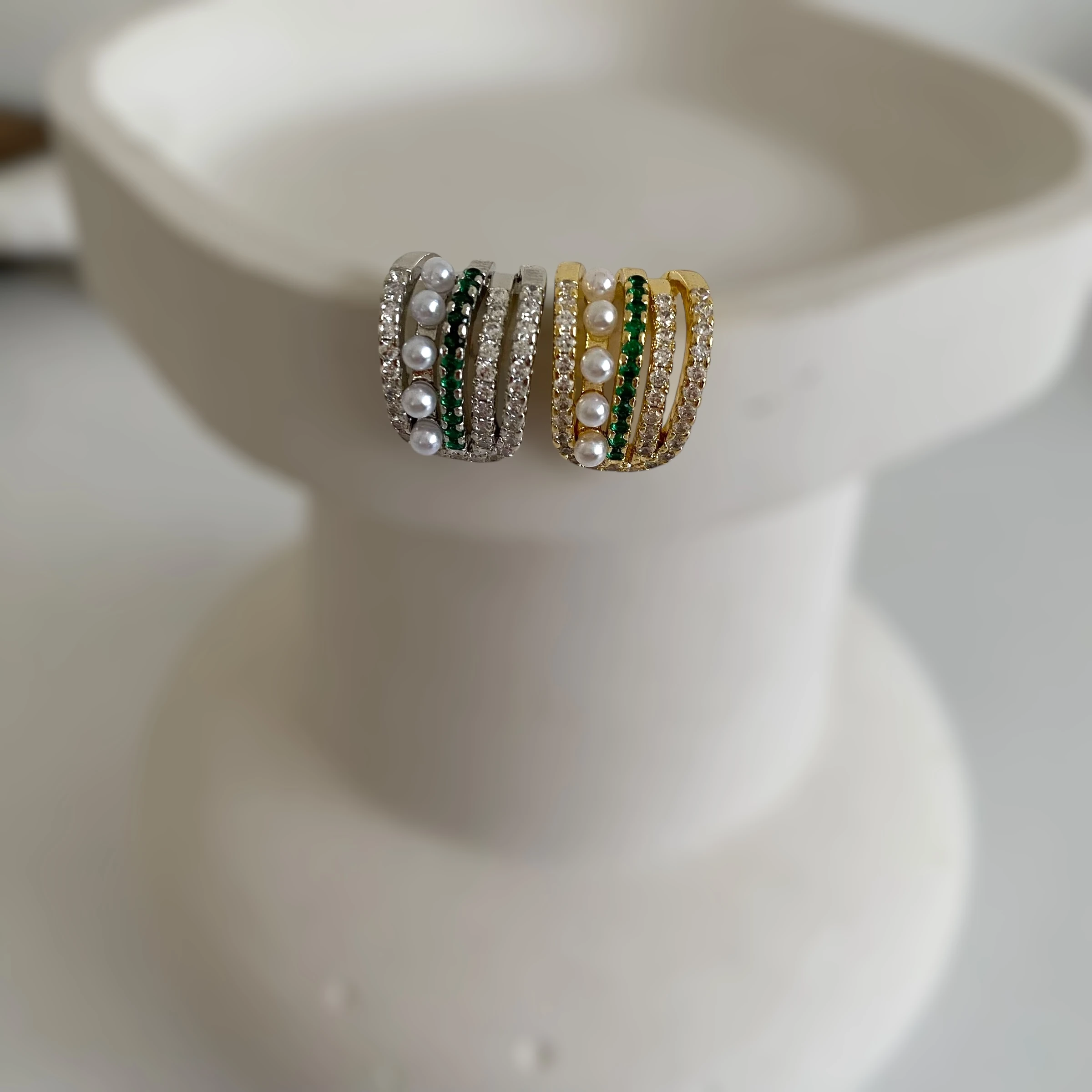 14k Yeşil Taşlı İnci Detay Kıkırdak Küpe