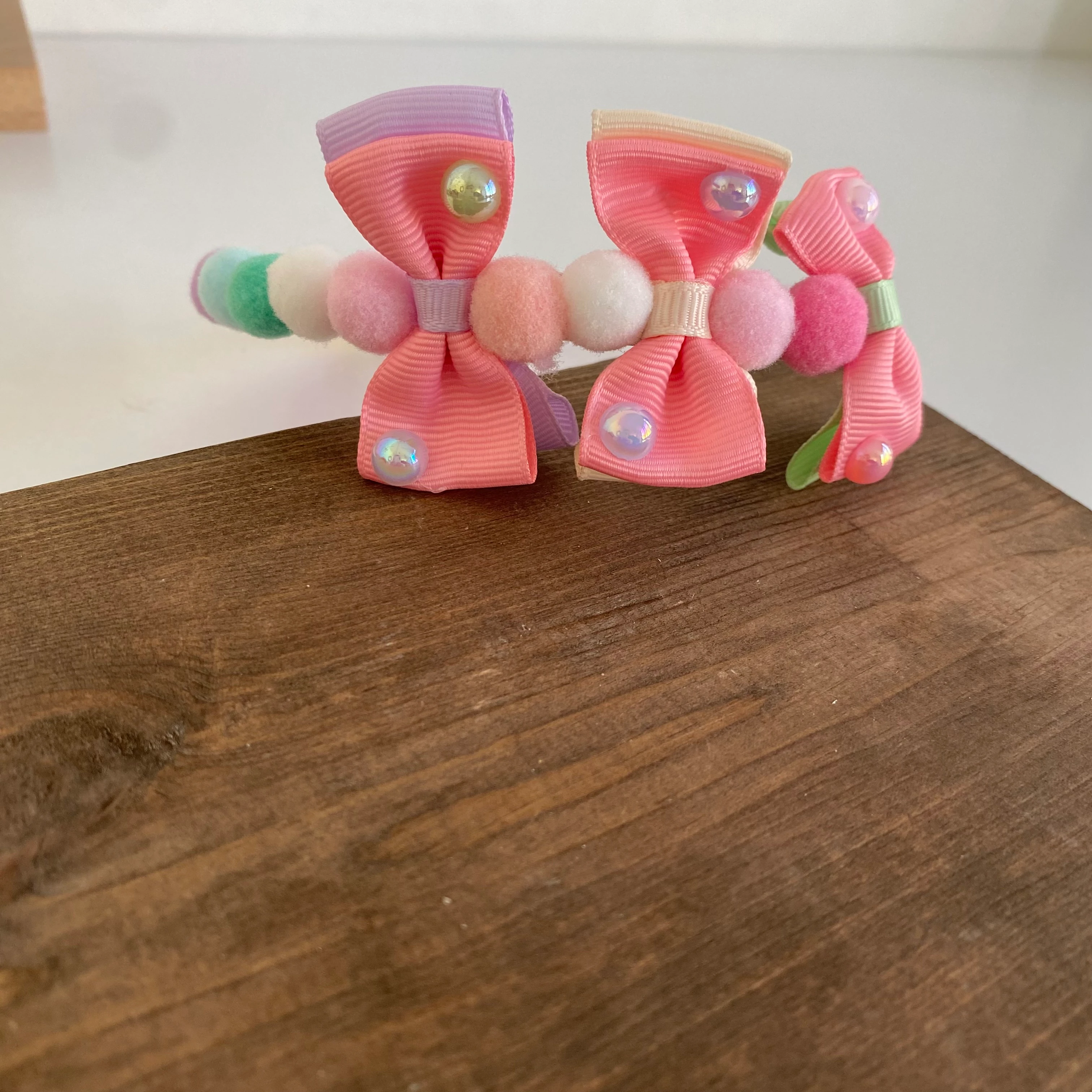 İnci Detay Renkli Fiyonk Taç Toka