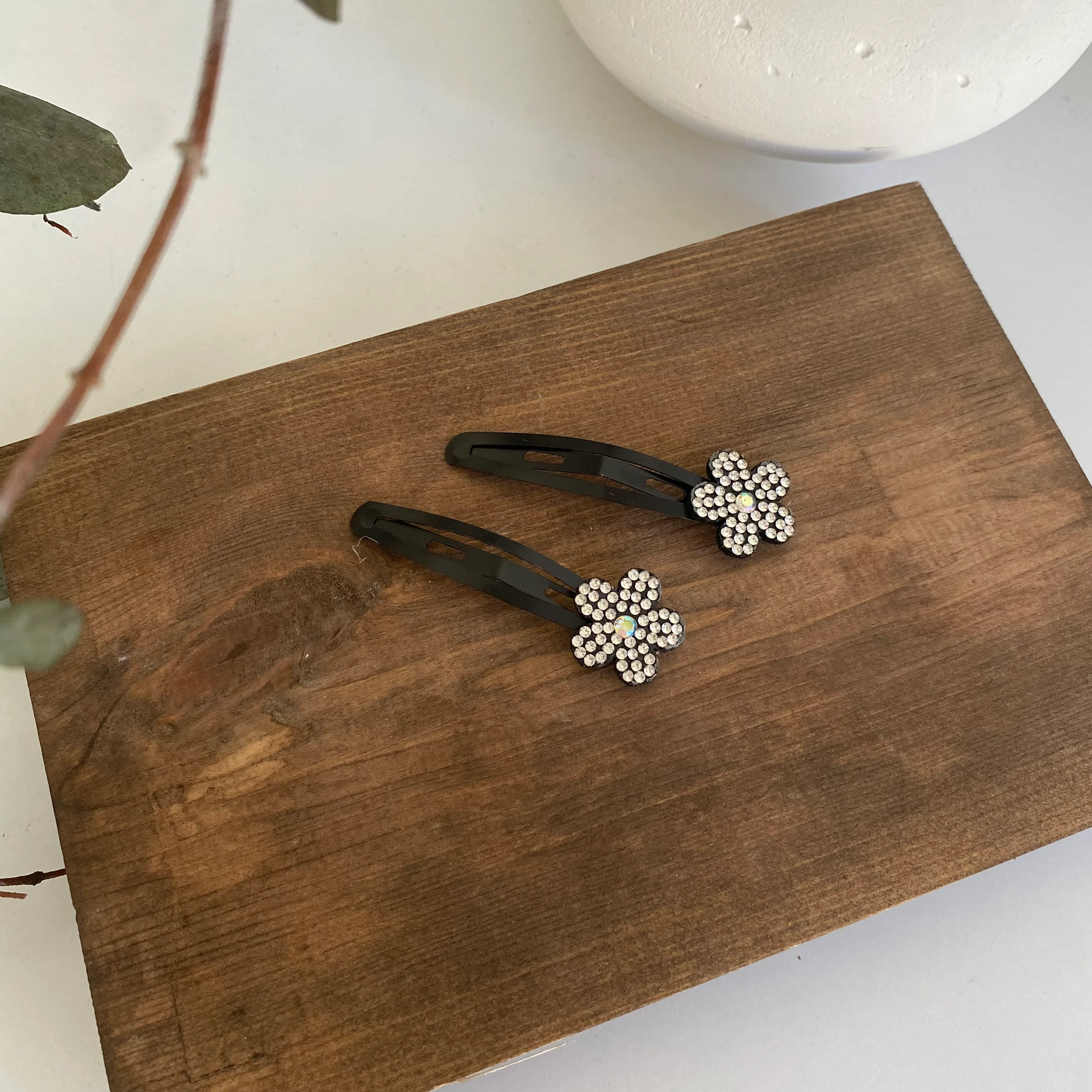 Taşlı Çiçek Figür Siyah Çıtçıt Toka