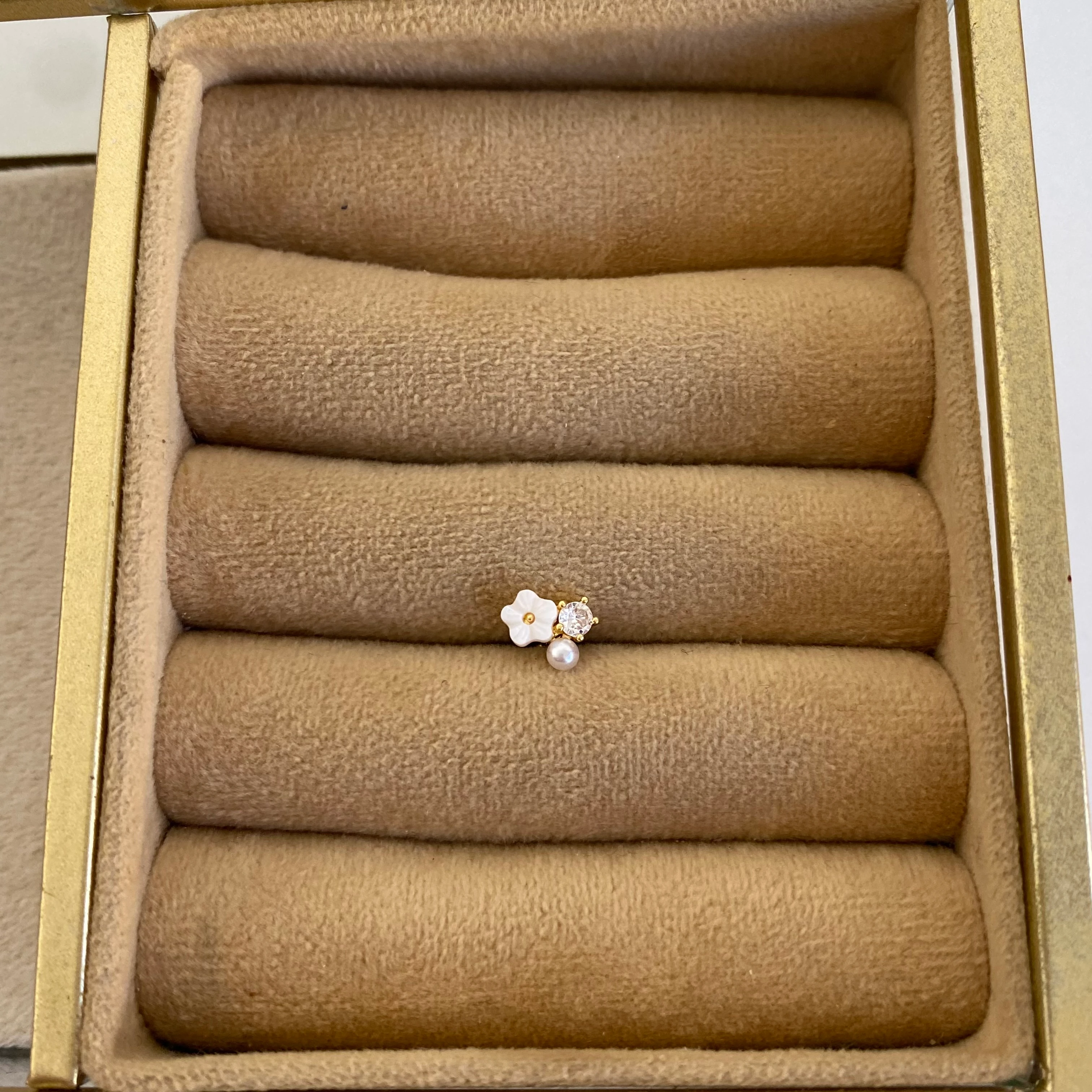 Gold Sedef Çiçek Figür Piercing