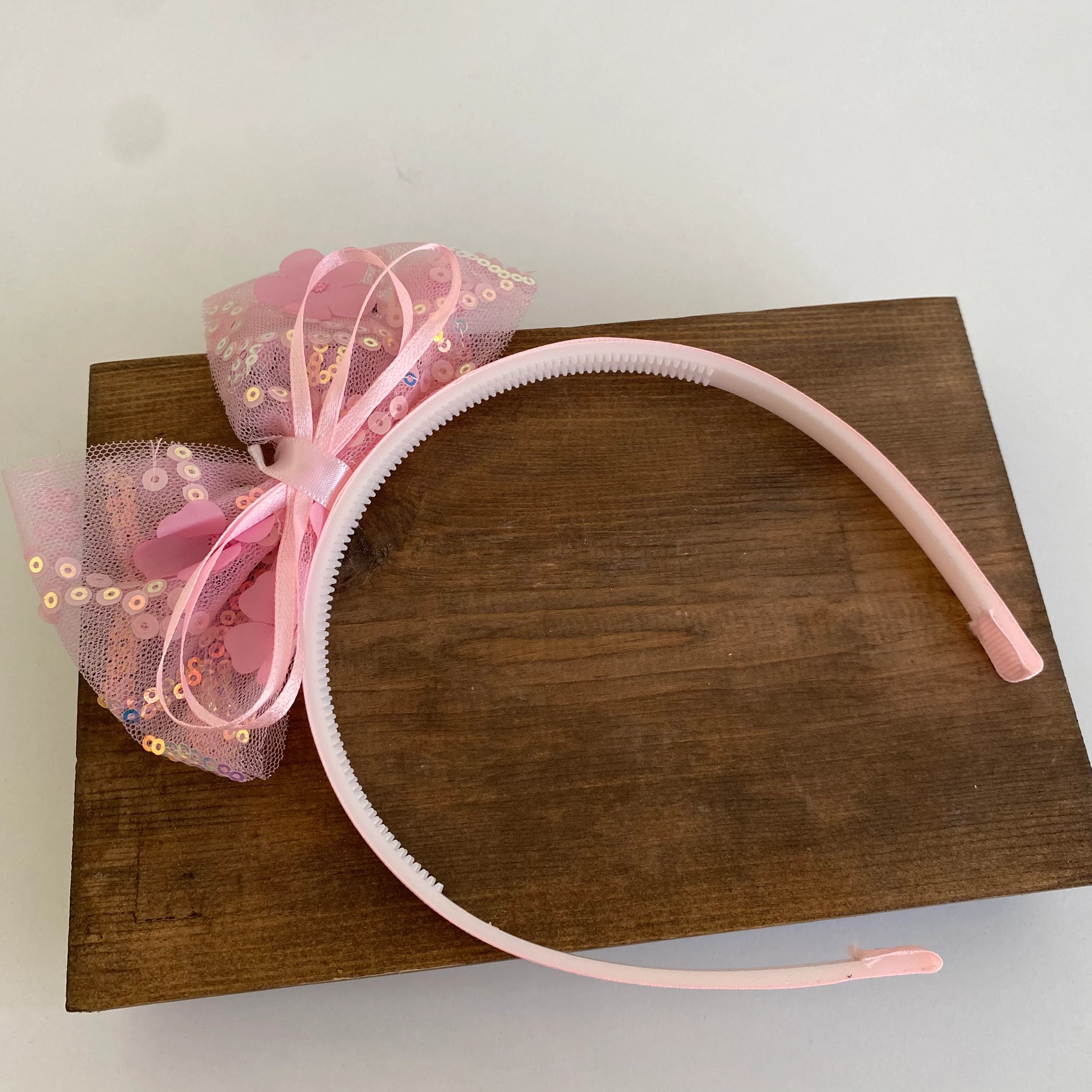 Pembe Fiyonk Çiçek Motifli Taç