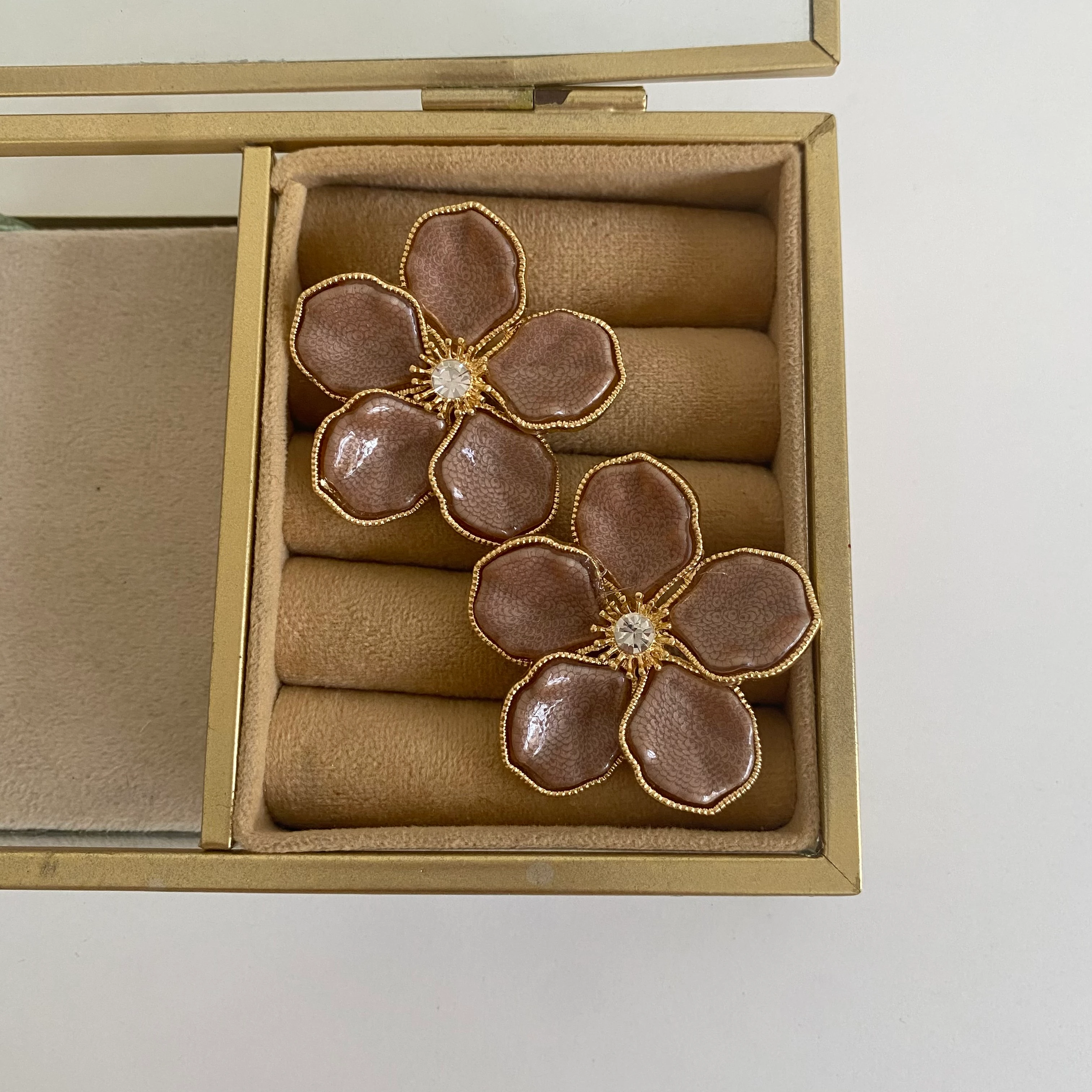 Gold Kahve Taşlı Çiçek Küpe