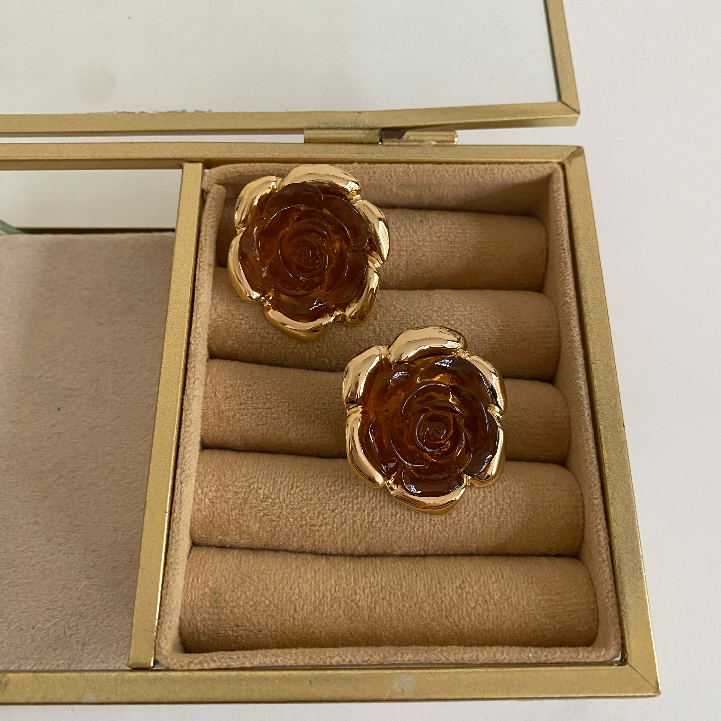 Gold Gül Figür Kahve Taş Küpe