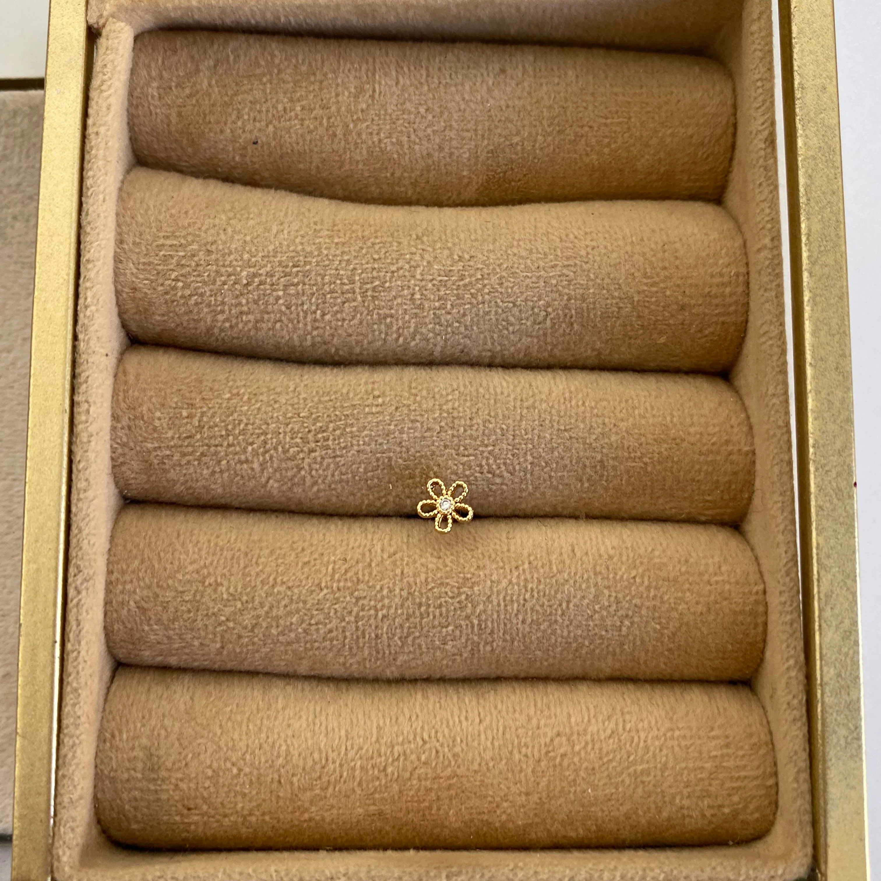 Gold Çiçek Figür Piercing