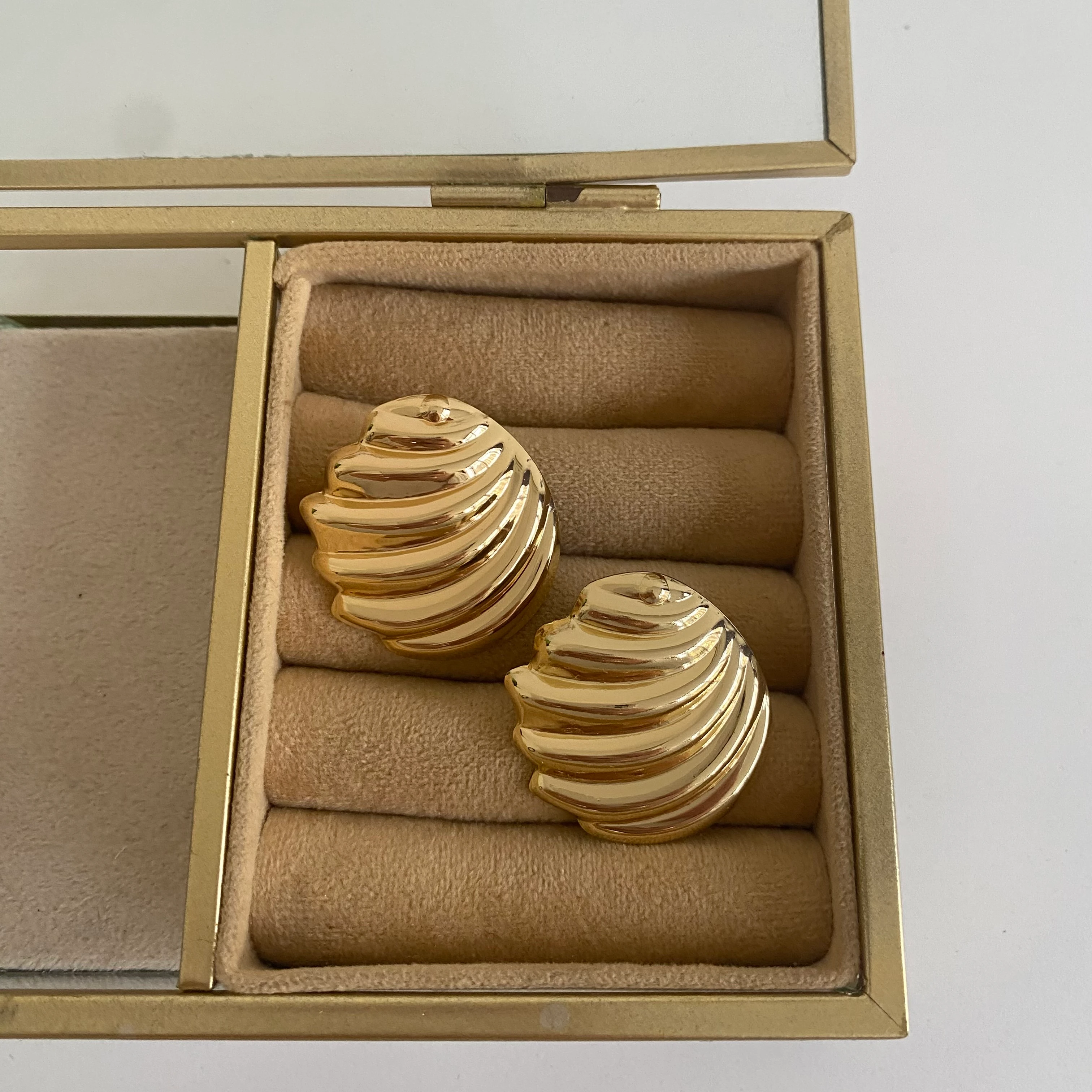 Gold Plaka Midye Figür Küpe