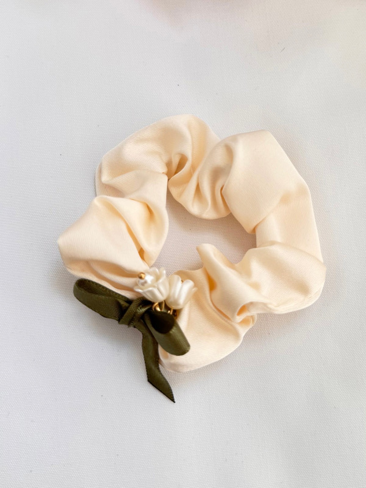 Krem Rengi Saten Scrunchie Fiyonk Detaylı Saç Tokası