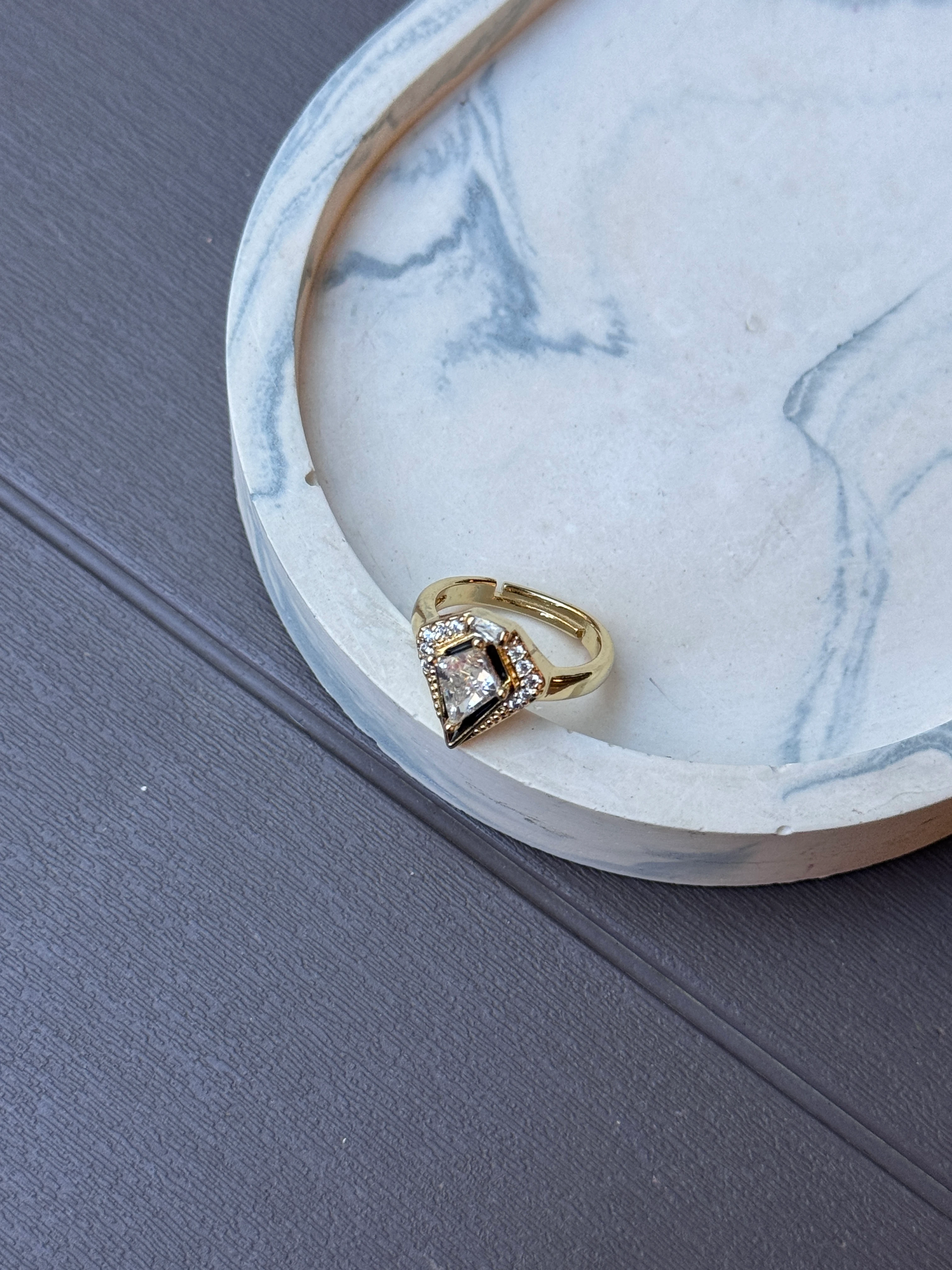 Üçgen Serçe Parmak Yüzüğü