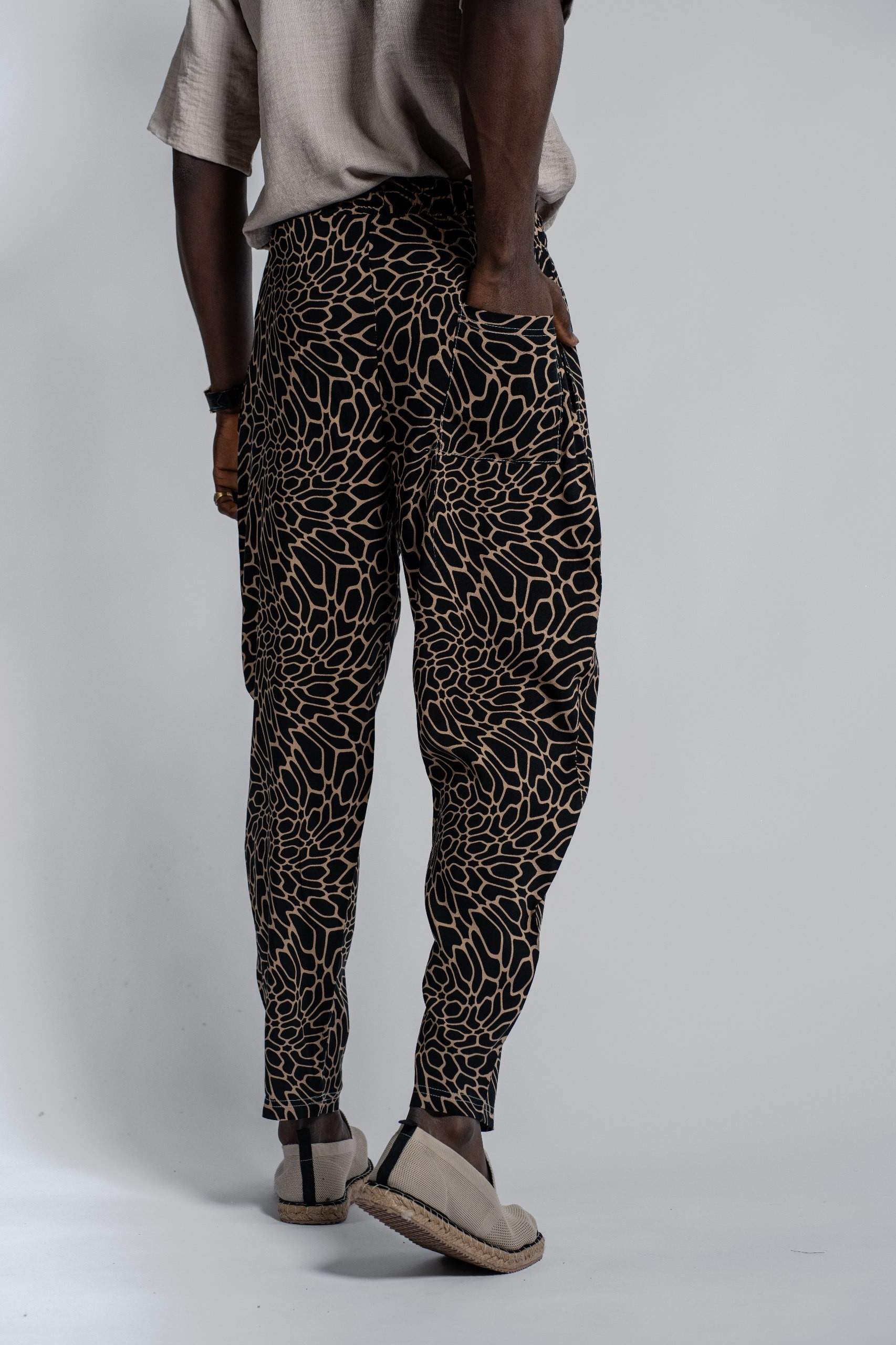 Leopar Esintili Desenli Erkek Pantolon – Siyah Krem | Yazlık Modern Kesim