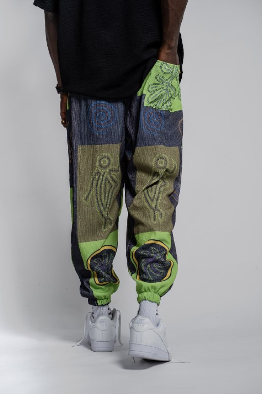Grafik Desenli Yeşil Siyah Erkek Jogger – Neon Detaylı | Modern Sokak Modası