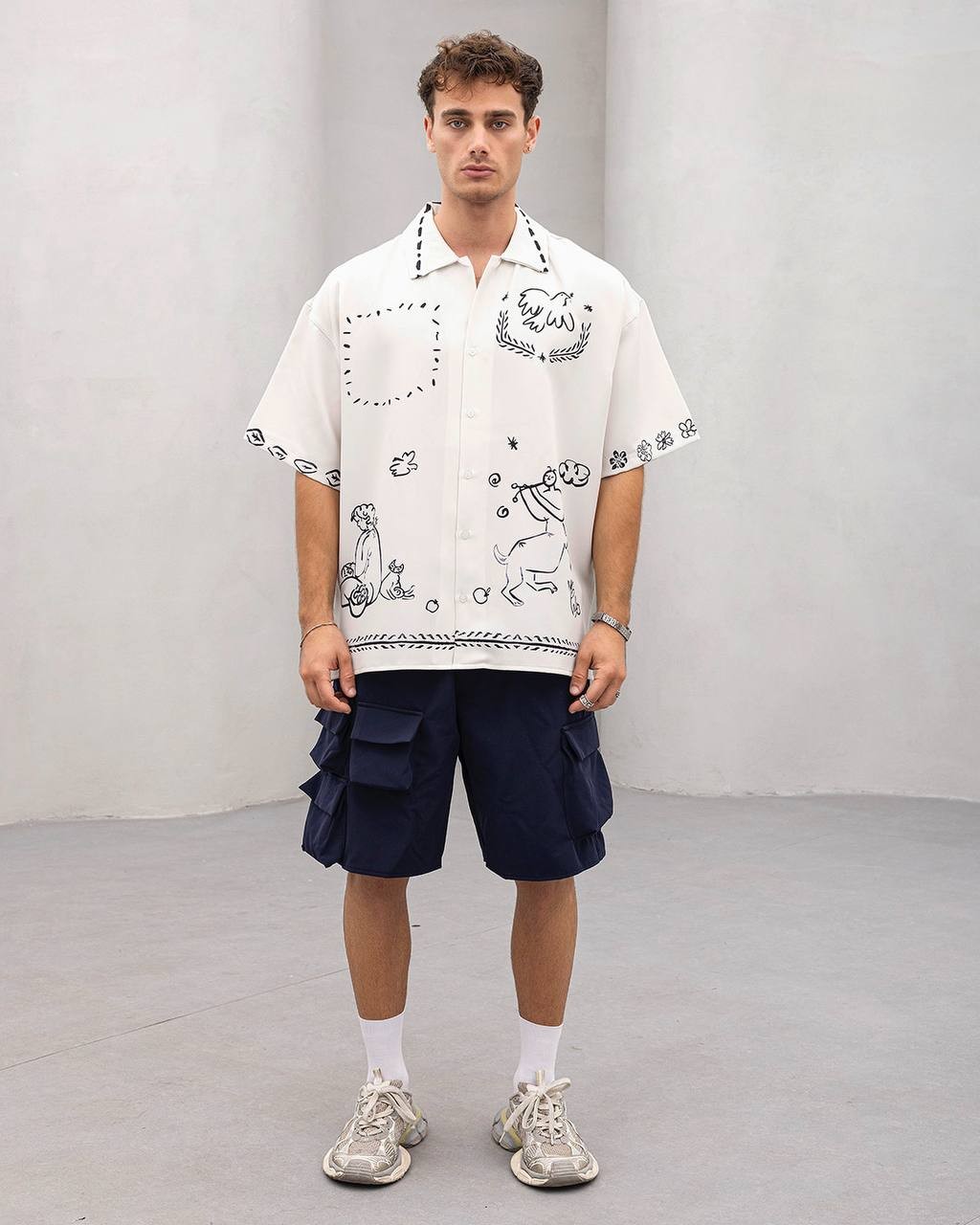 Erkek Oversize Kısa Kollu Desenli Gömlek – Minimal Çizim Print