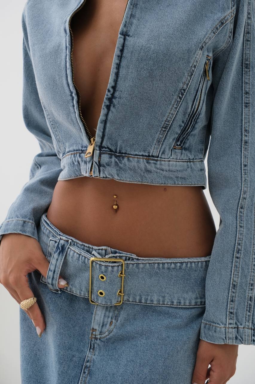 KEMER DETAYLI  YIRTMAÇLI MAXİ KOT ETEK VE FERMUARLI CROP CEKET TAKIM