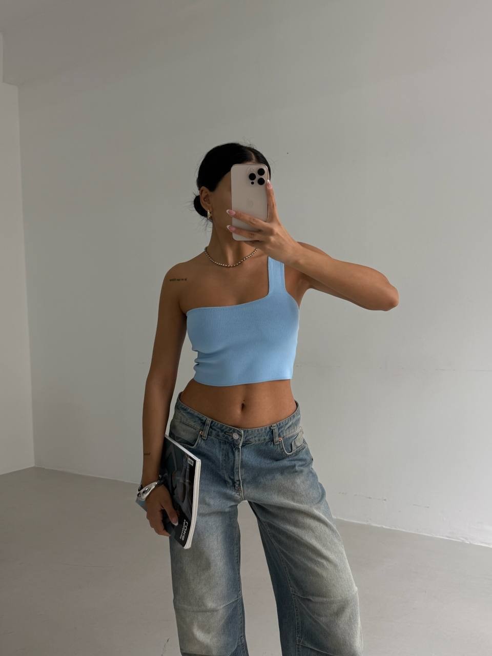 Mavi Tek Omuz Triko Crop Bluz – Asimetrik Kesim