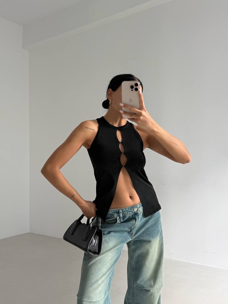 Cut Out Bluz – Halter Yaka ve Ön Detaylı