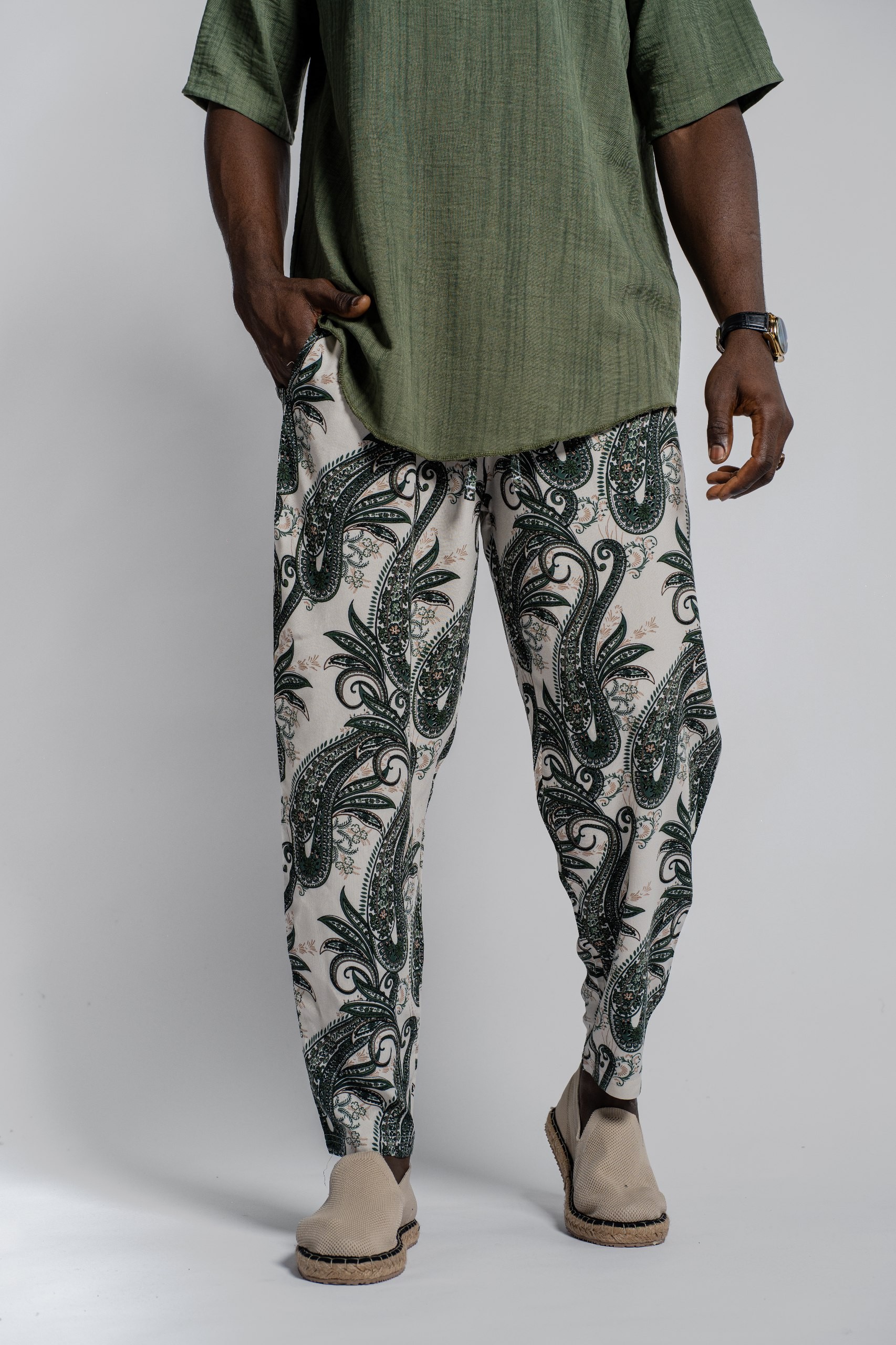 Desenli Yazlık Relaxed Fit Pantolon – Beyaz Zeminli Bohem Stil  Hafif Kumaş Erkek Pantolon