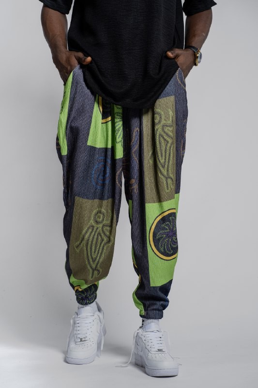 Grafik Desenli Yeşil Siyah Erkek Jogger – Neon Detaylı | Modern Sokak Modası