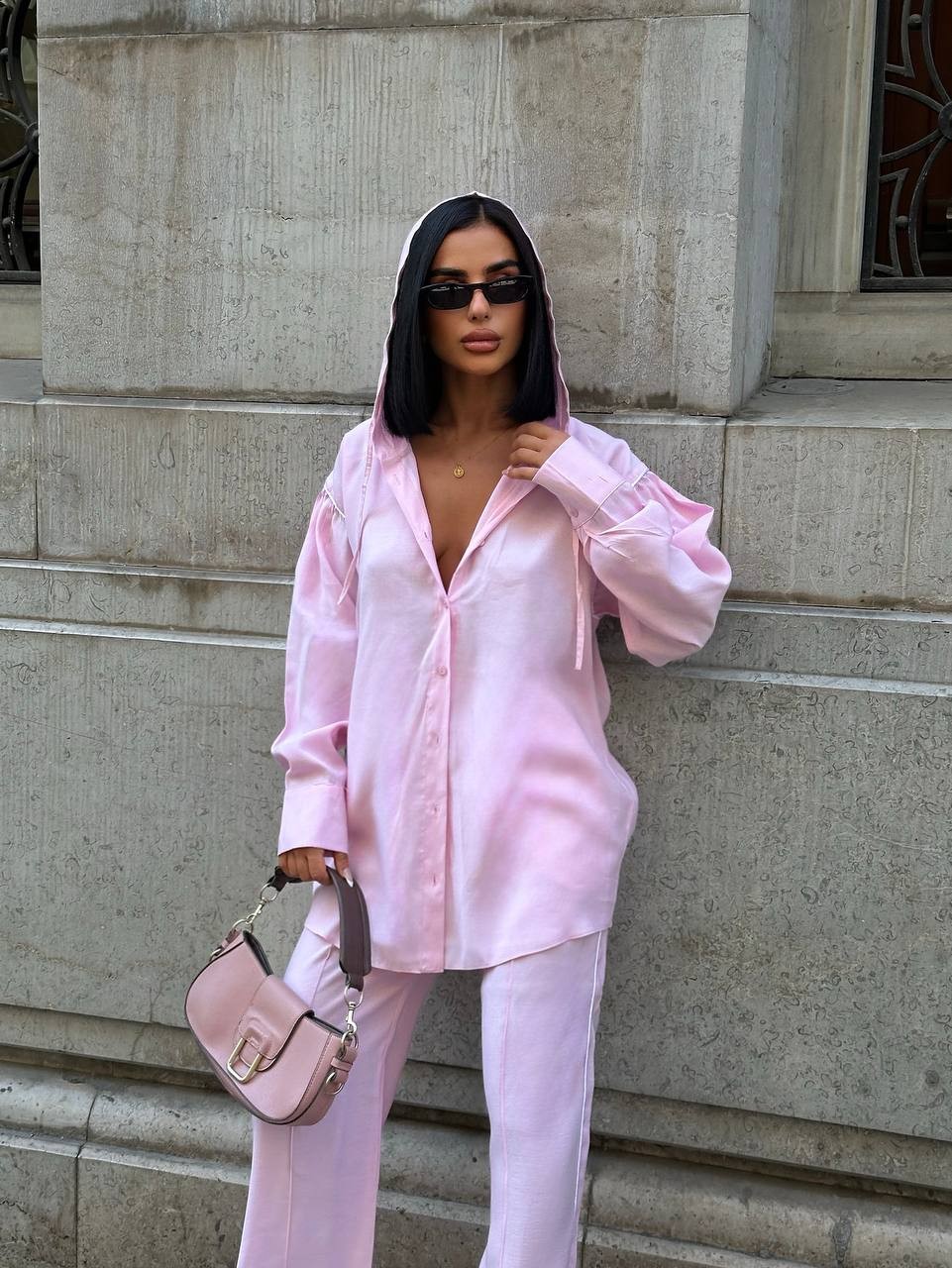 Hodii Model Kapüşonlu Parlak Kumaş İkili Takım – Oversize Gömlek & Bol Paça Pantolon - pembe