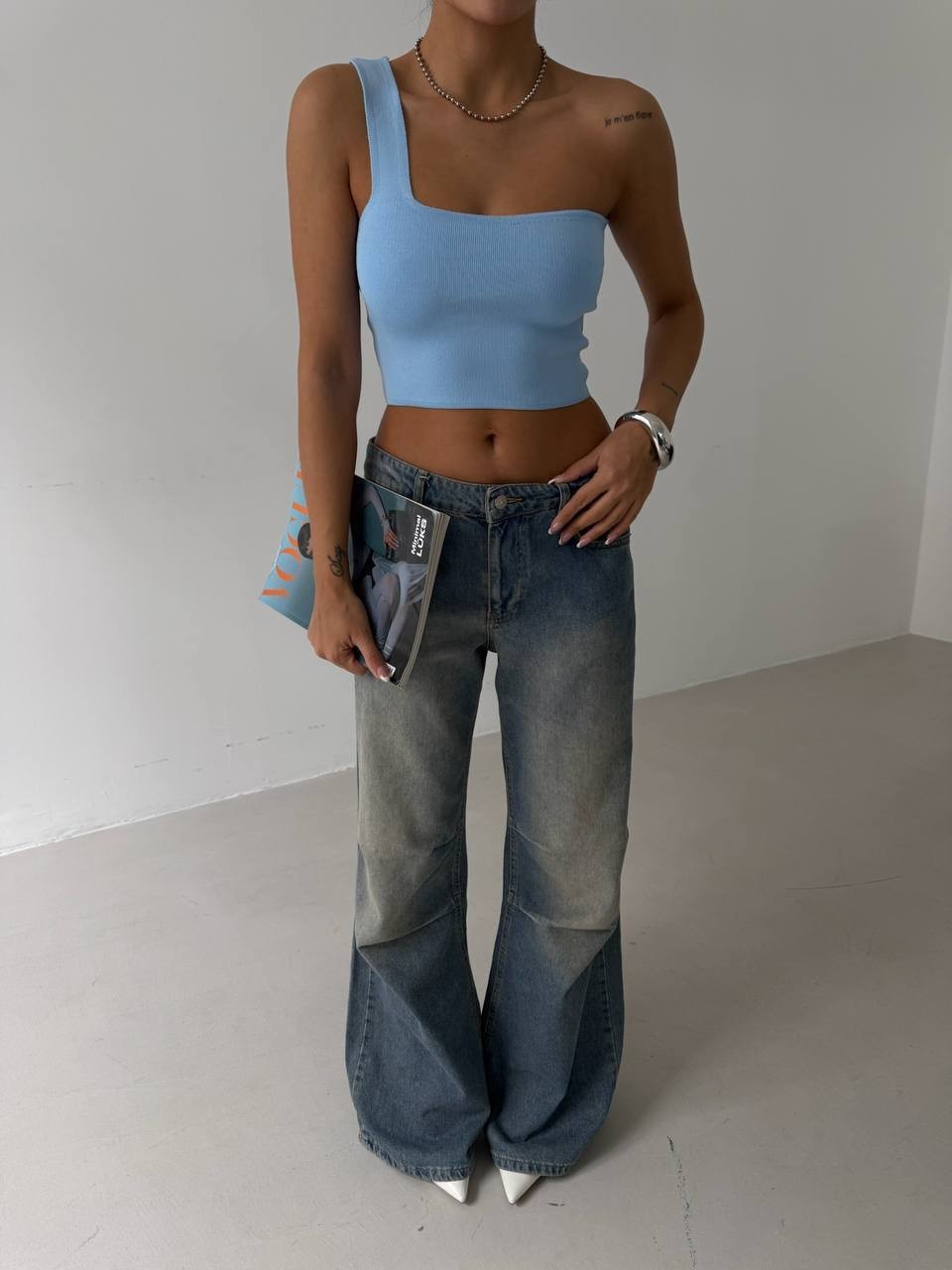 Mavi Tek Omuz Triko Crop Bluz – Asimetrik Kesim