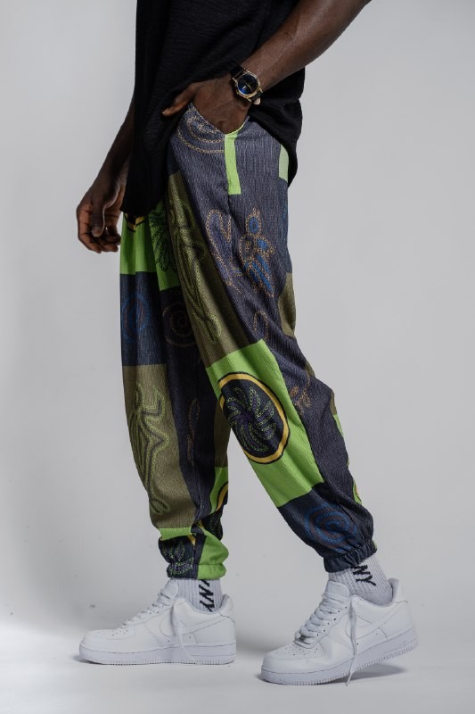 Grafik Desenli Yeşil Siyah Erkek Jogger – Neon Detaylı | Modern Sokak Modası