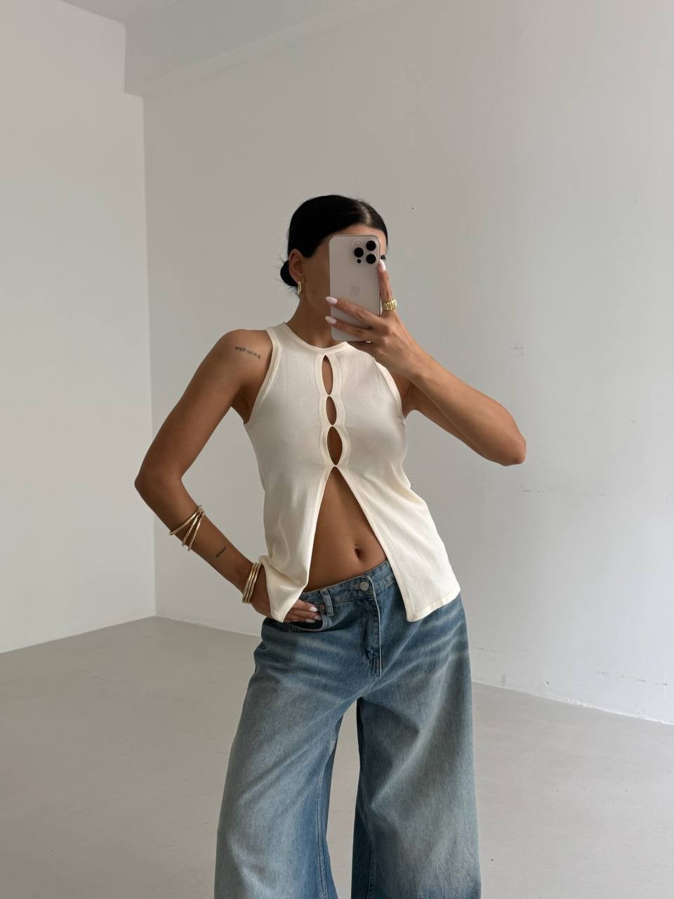 Cut Out Bluz – Halter Yaka ve Ön Detaylı - krem