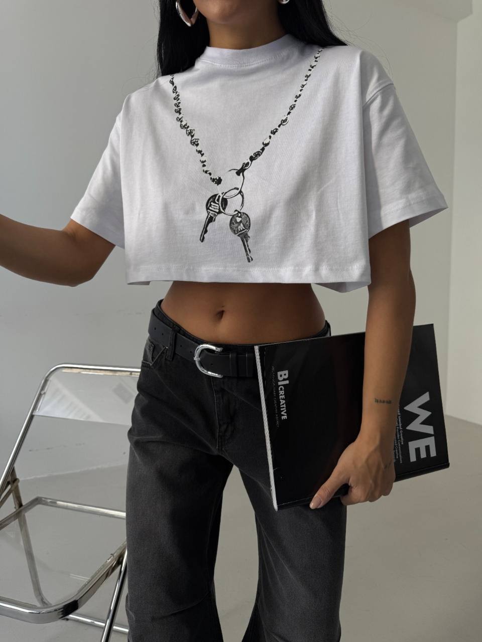 Baskılı Oversize Crop Tişört – Anahtarlı Kolye Desenli - Beyaz
