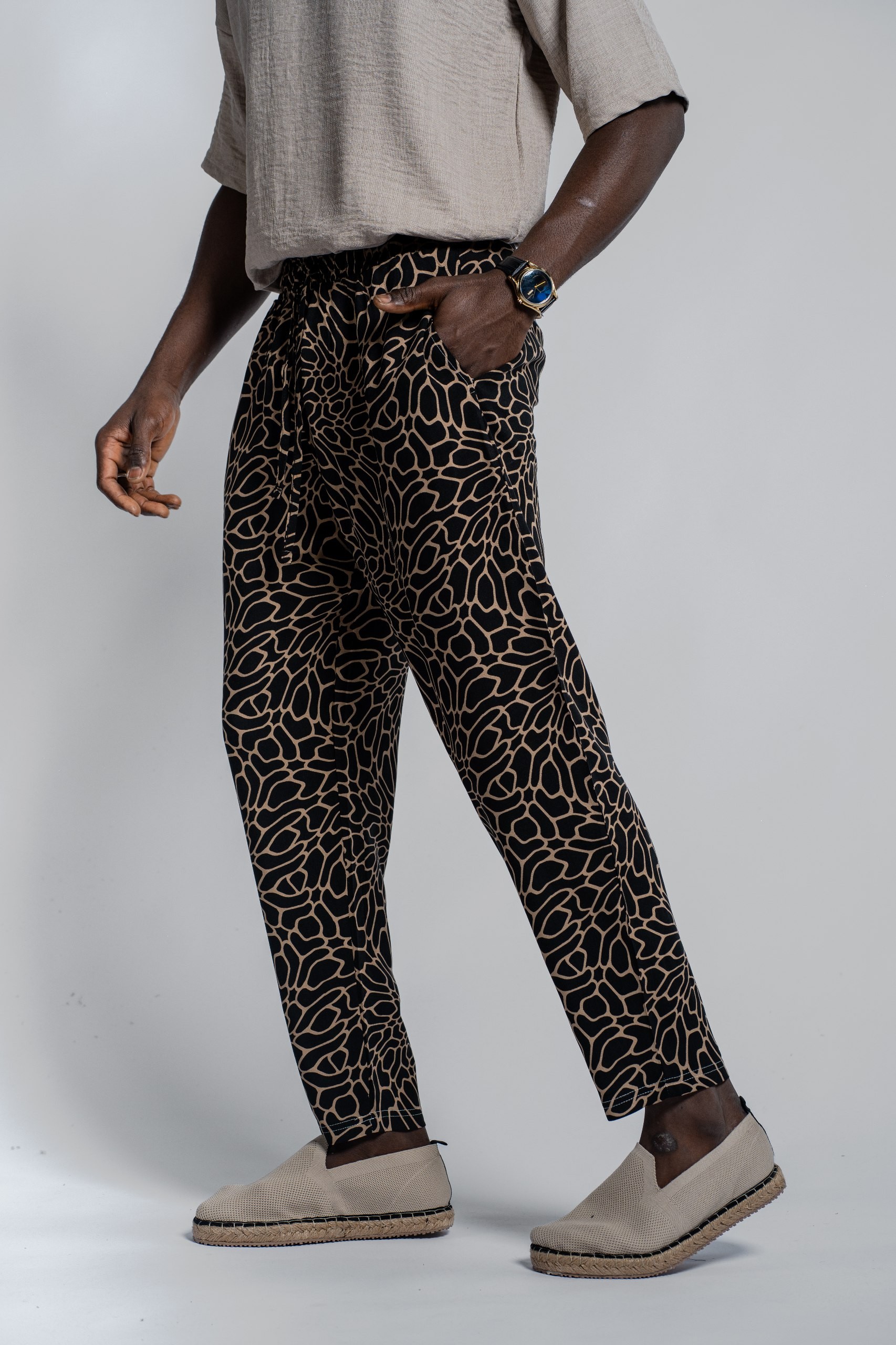 Leopar Esintili Desenli Erkek Pantolon – Siyah Krem | Yazlık Modern Kesim