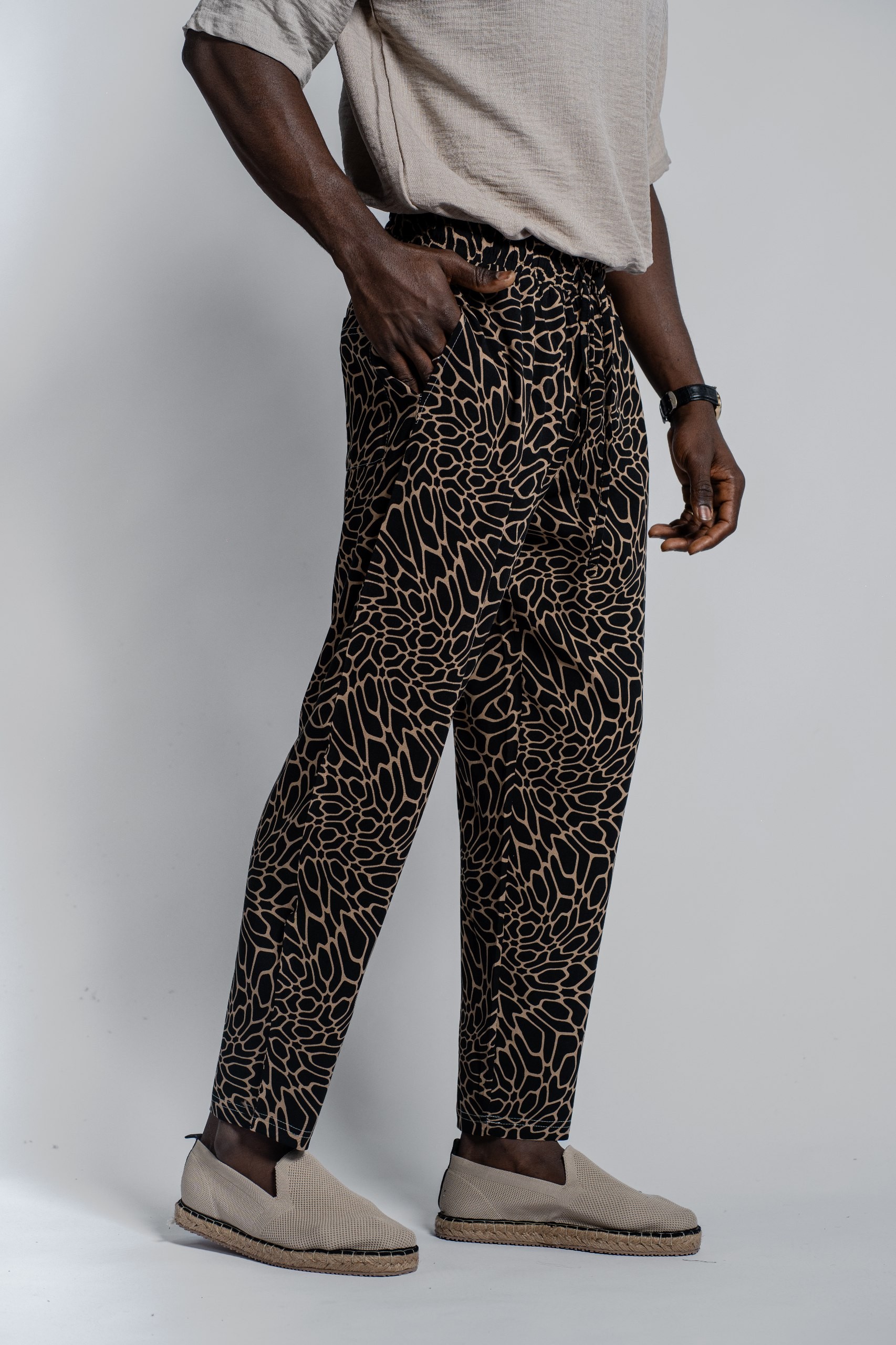 Leopar Esintili Desenli Erkek Pantolon – Siyah Krem | Yazlık Modern Kesim
