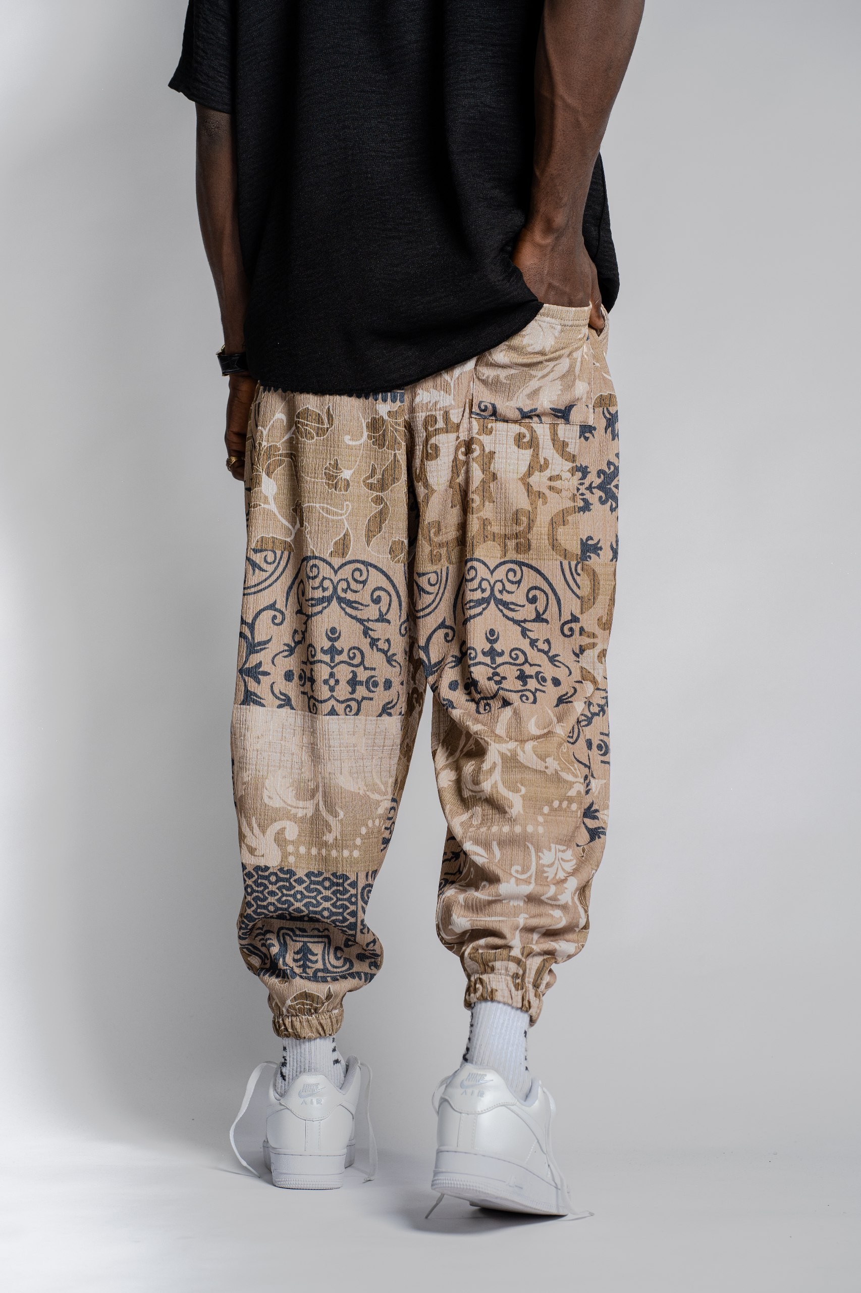 Bej Etnik Desenli Erkek Jogger – Yazlık Rahat Pantolon | Vintage Sokak Stil