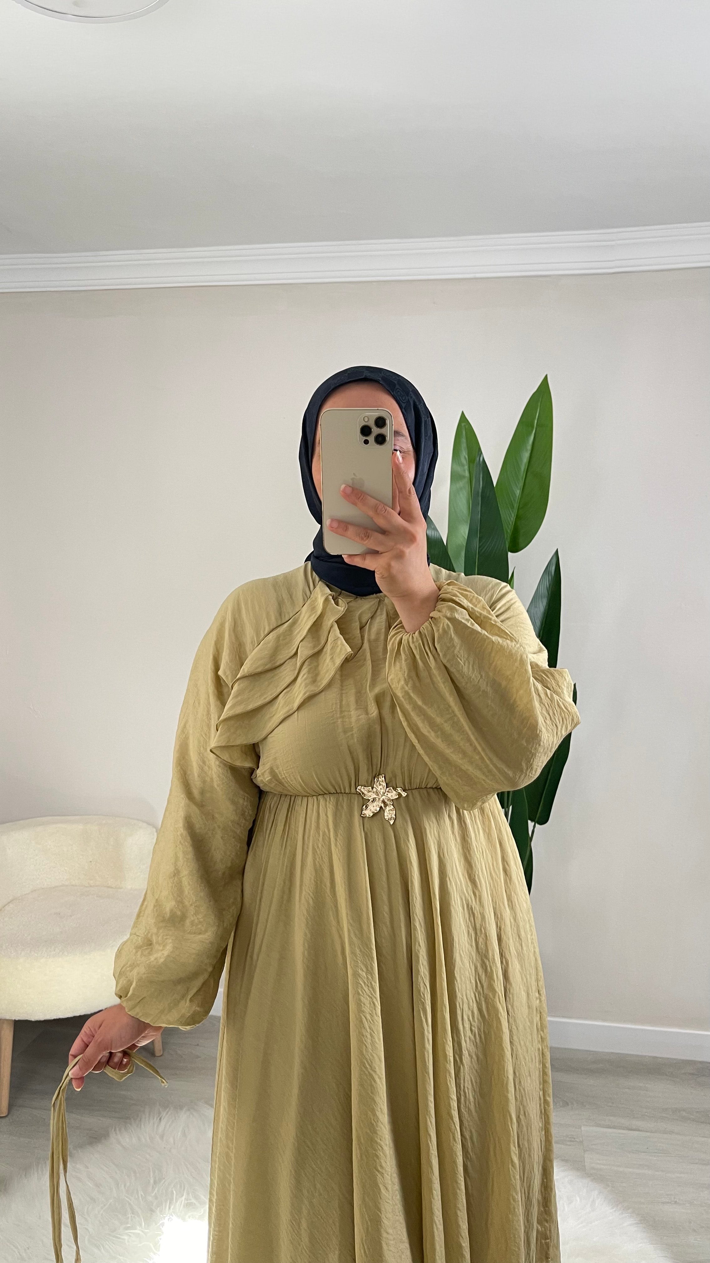 Ceylin Fırfırlı Broş Detaylı Uzun Elbise
