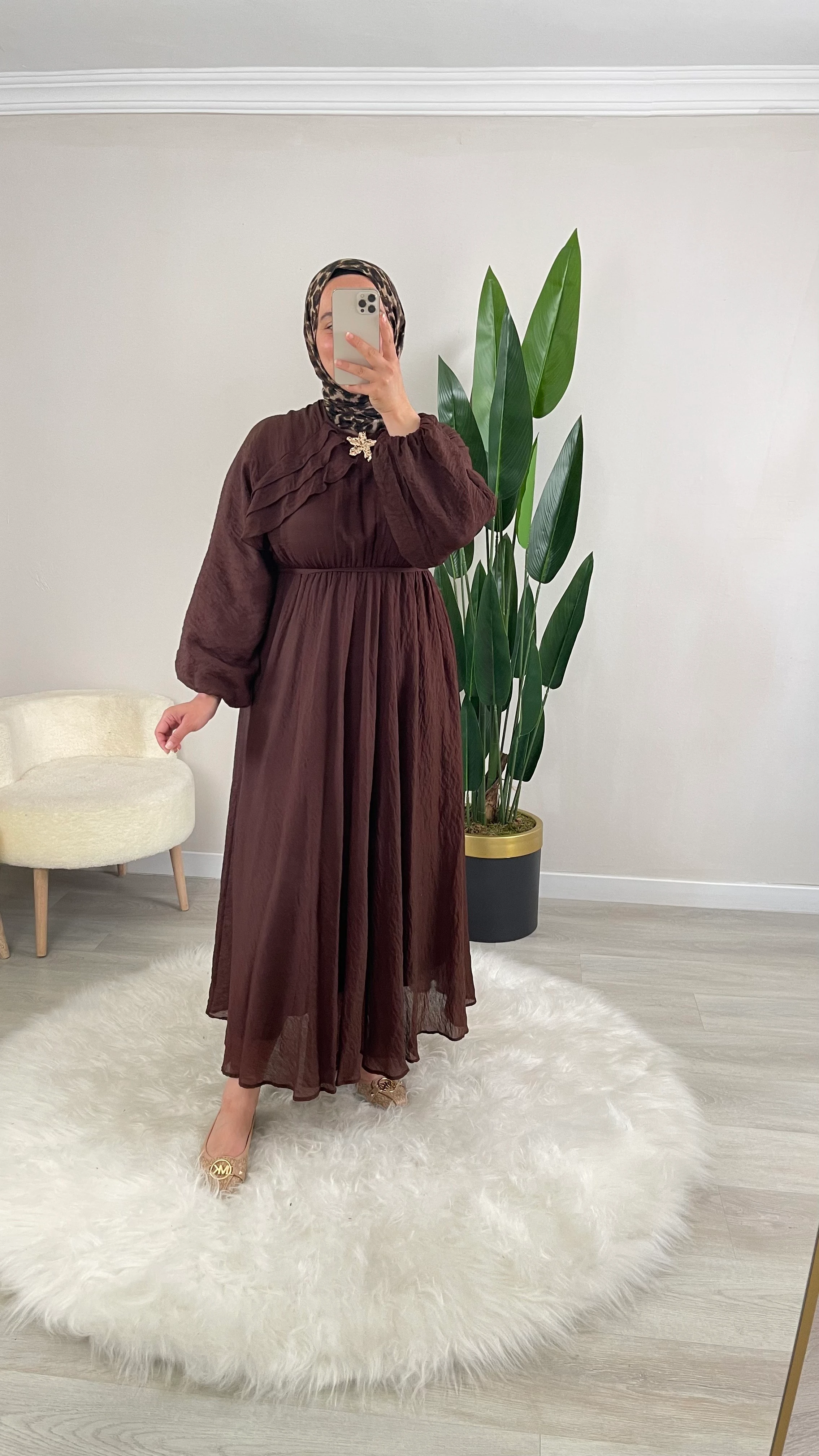 Ceylin Fırfırlı Broş Detaylı Uzun Elbise - Kahverengi