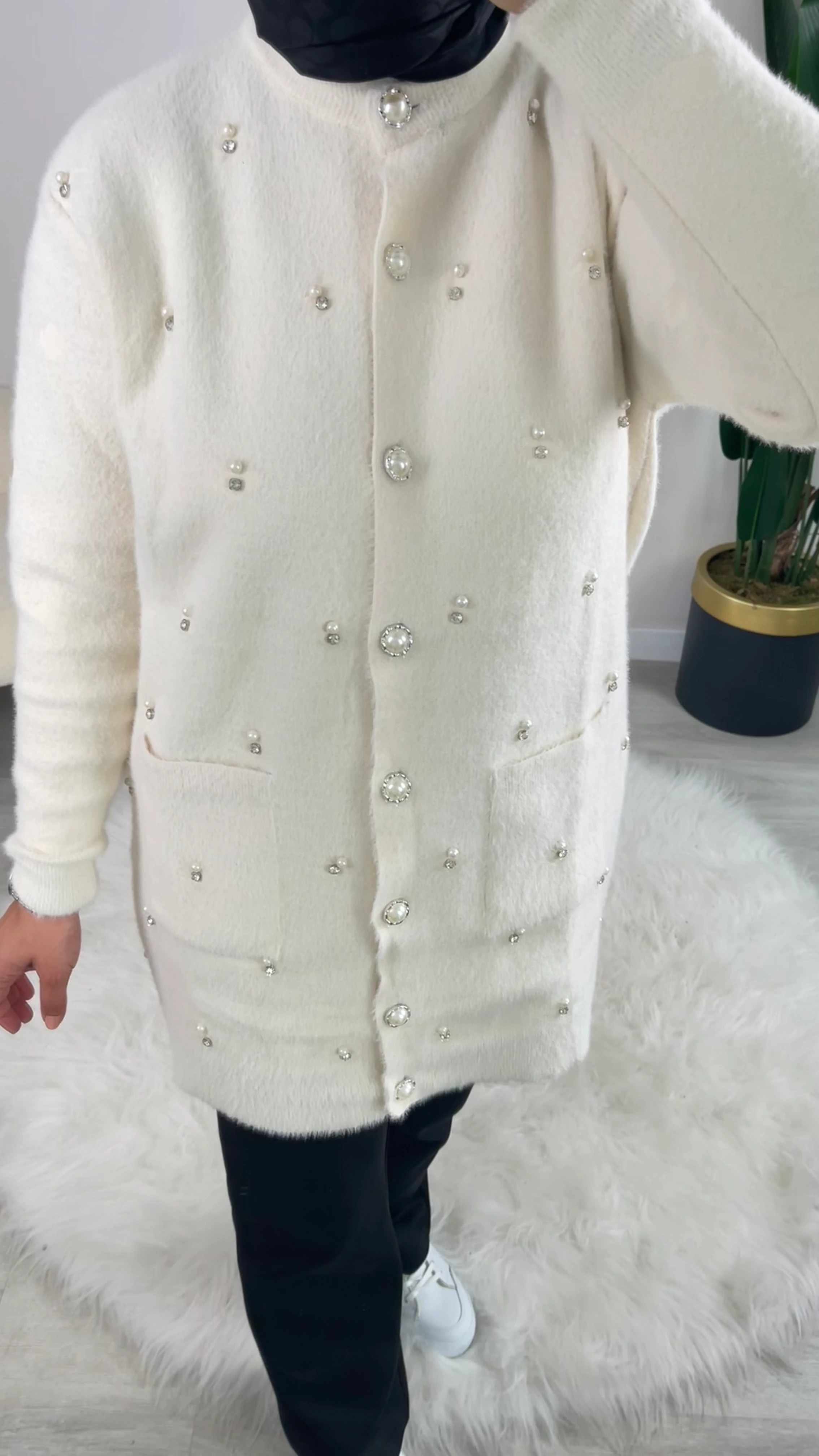 Sezen İncili Uzun Taşlı Düğmeli Triko Cepli Ceket