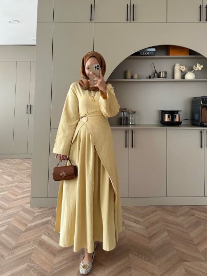 YEŞİM Qupra Kumaş Piliseli Gold Bronş Detaylı Uzun Elbise  - Sarı