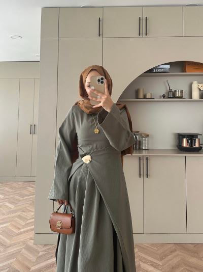 YEŞİM Qupra Kumaş Piliseli Gold Bronş Detaylı Uzun Elbise  - Haki