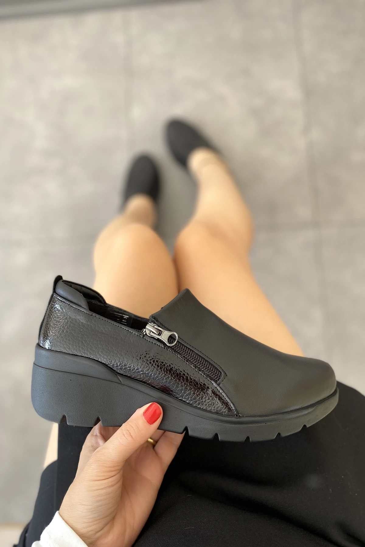 HAKİKİ DERİ SİYAH DOLGU TOPUK GARNİLİ ORTOPEDİK KADIN AYAKKABI  TMD202528