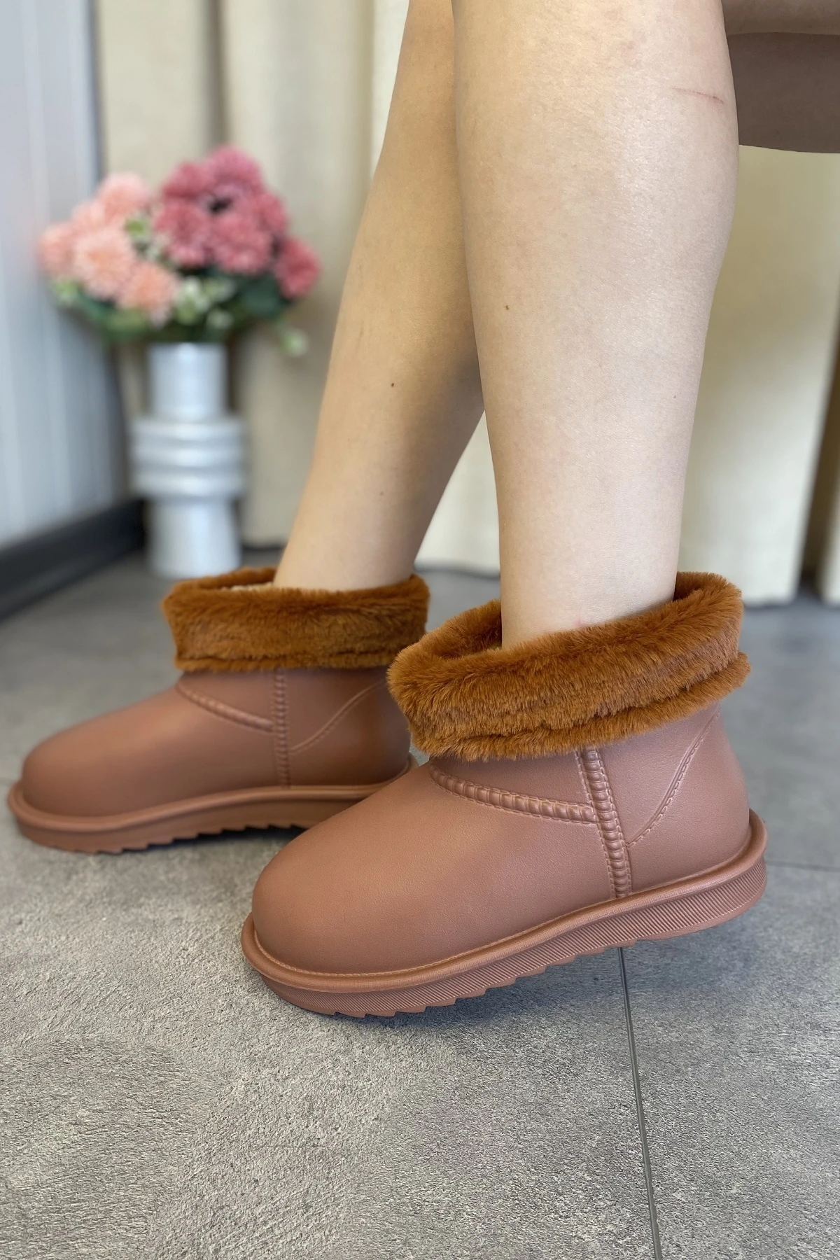 SU GEÇİRMEZ İÇİ KÜRKLÜ KISA KADIN HAFİF YAĞMUR BOTU TMD2025200