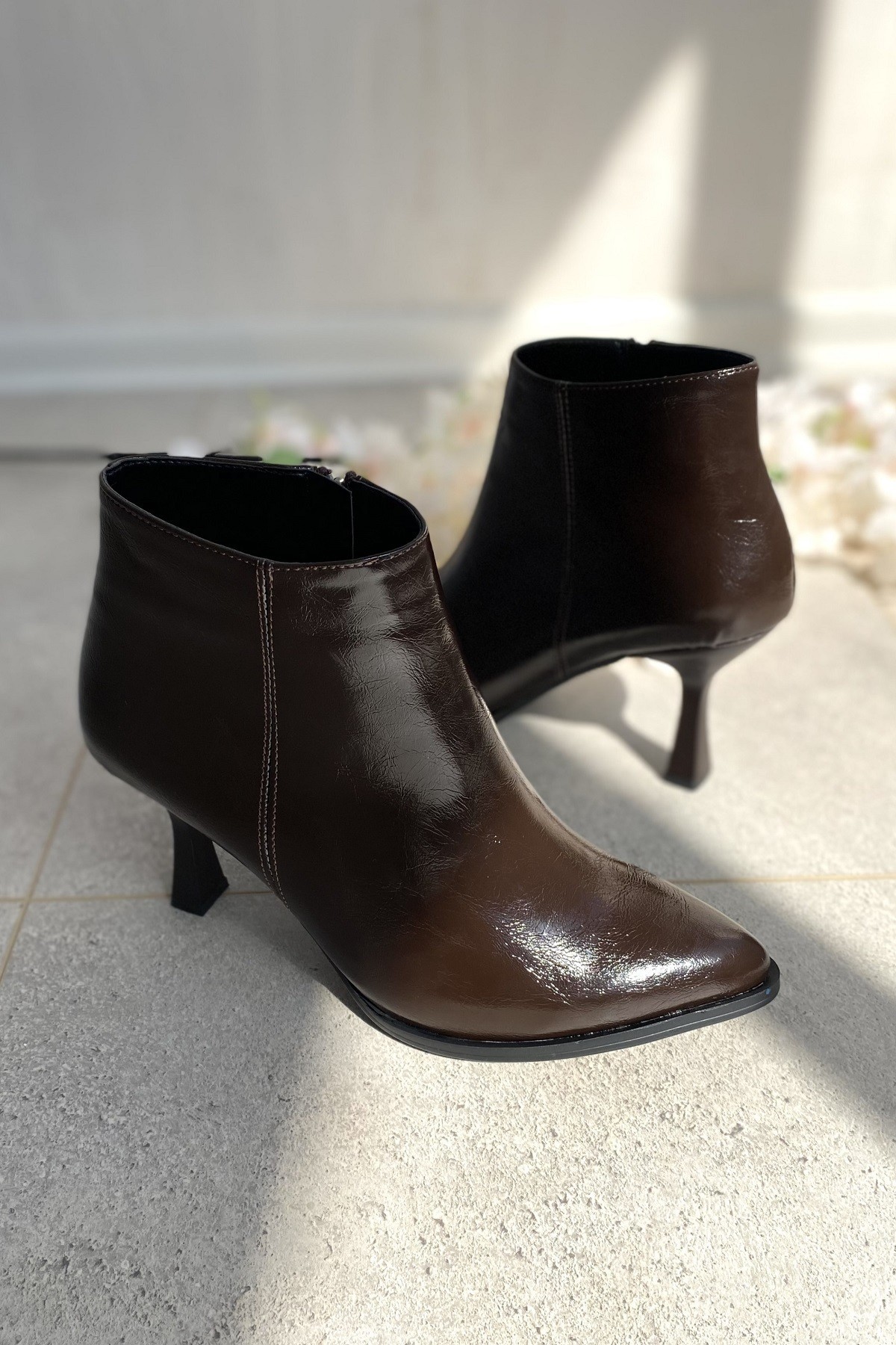 PARLAK ACI KAHVE SİVRİ BURUN 8 CM İNCE TOPUKLU KADIN BOT TMD202501