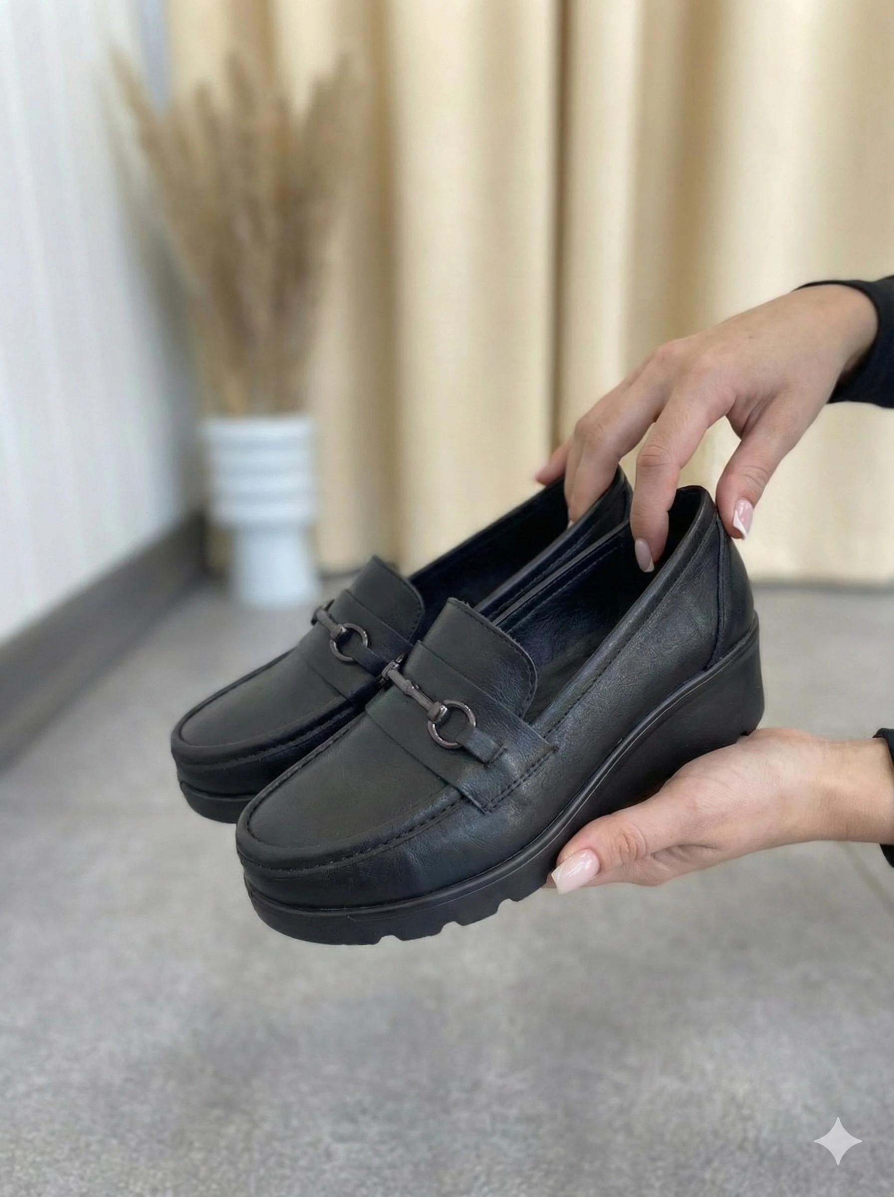 SİYAH HAKİKİ DERİ ANATOMİK TOKA DETAYLI RAHAT VE ŞIK KADIN AYAKKABI TMD202529