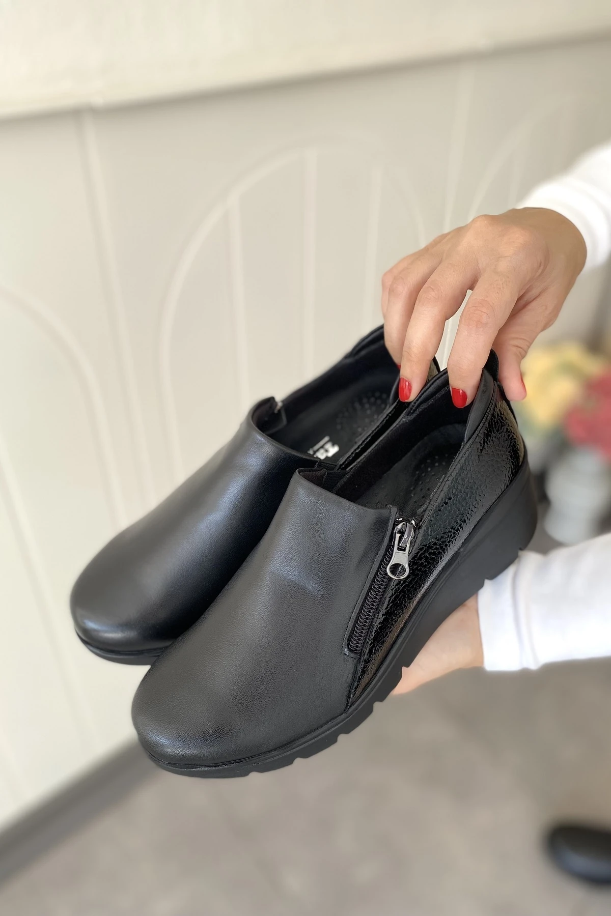 HAKİKİ DERİ SİYAH DOLGU TOPUK GARNİLİ ORTOPEDİK KADIN AYAKKABI  TMD202528