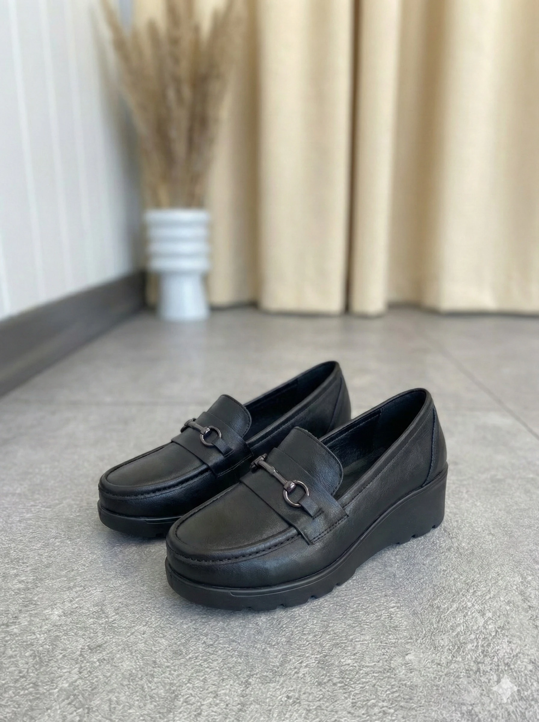 SİYAH HAKİKİ DERİ ANATOMİK TOKA DETAYLI RAHAT VE ŞIK KADIN AYAKKABI TMD202529