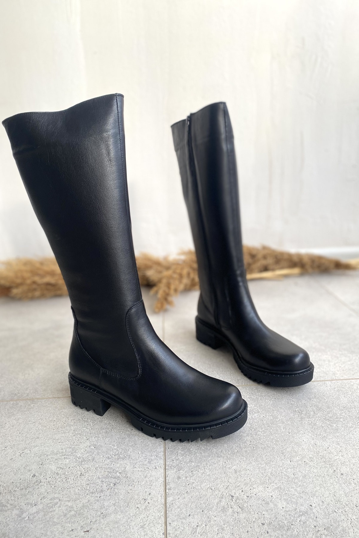 HAKİKİ DERİ SİYAH KALIN TABANLI DİZ ALTI KADIN ÇİZME TMD2025001
