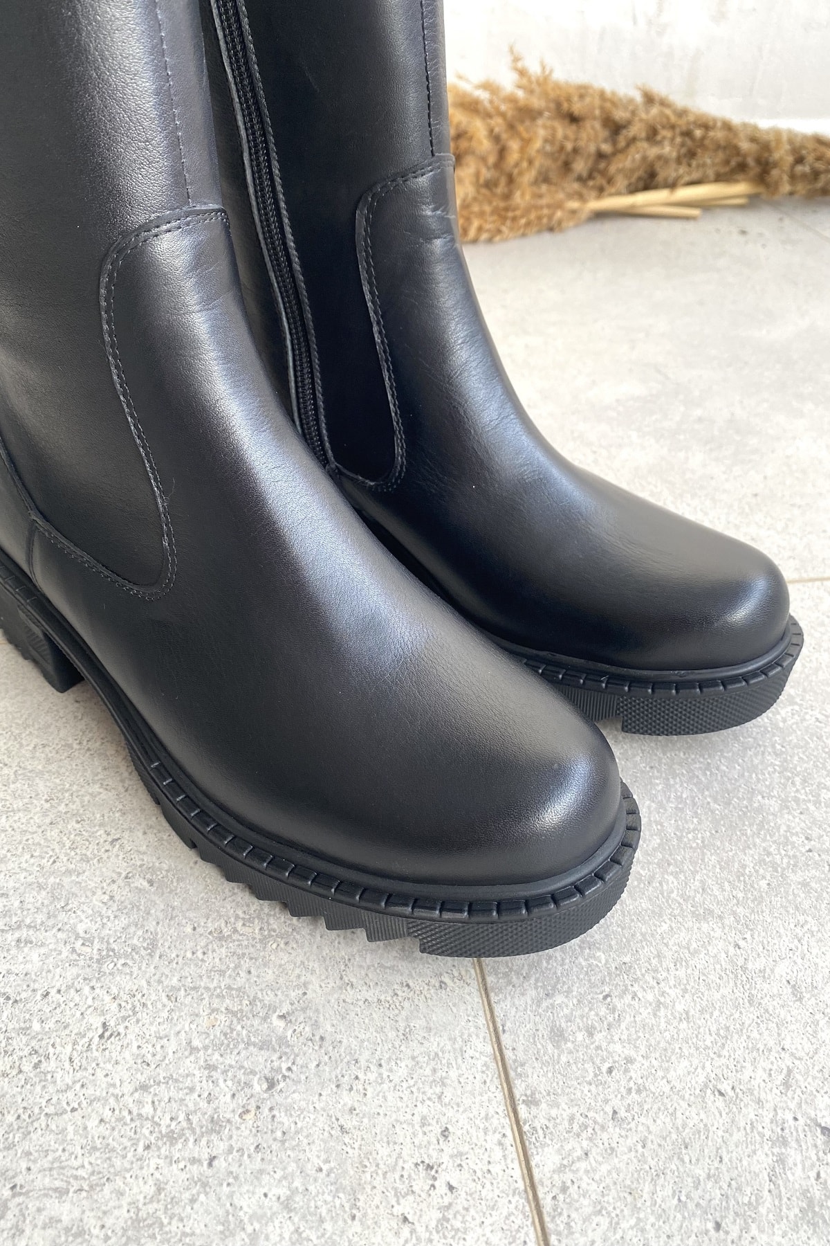 HAKİKİ DERİ SİYAH KALIN TABANLI DİZ ALTI KADIN ÇİZME TMD2025001