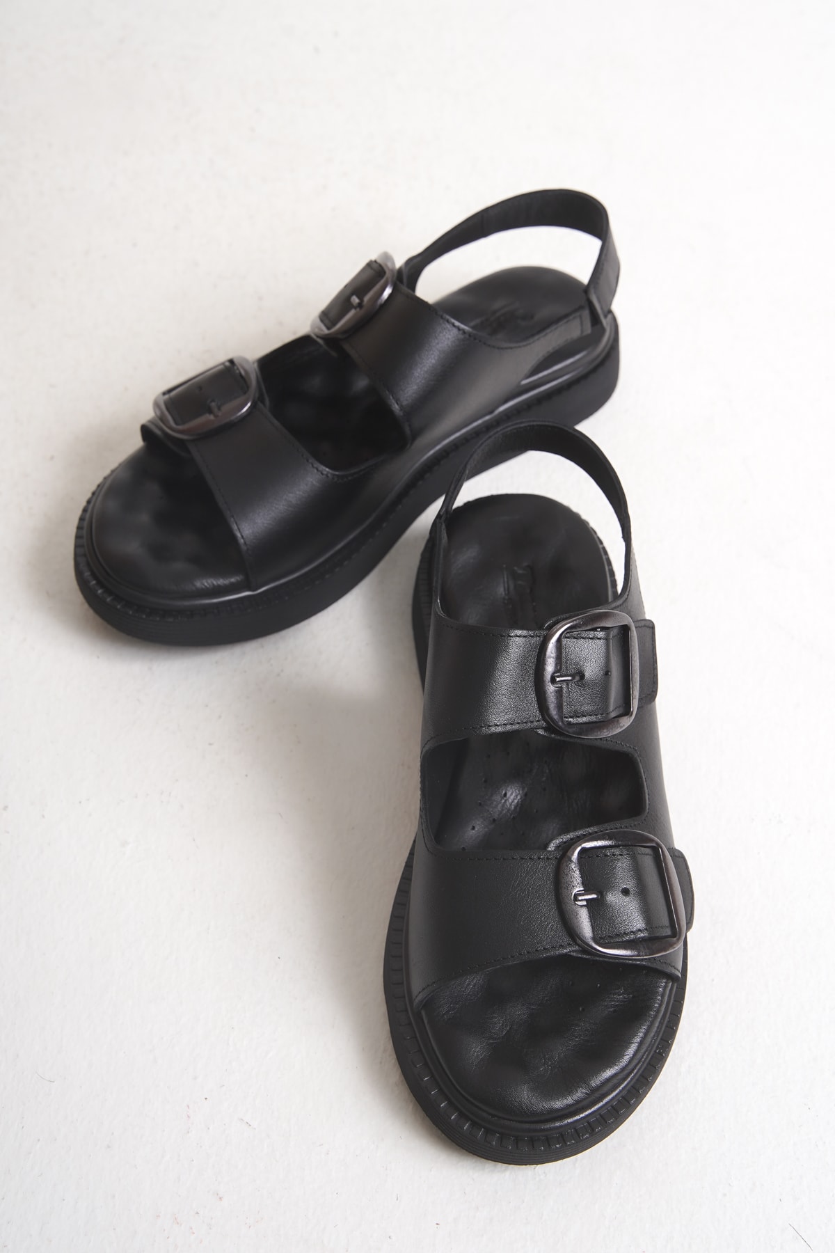 HAKİKİ DERİ SİYAH MASAJ DESTEKLİ TOKALI KADIN TERLİK TMD2025711