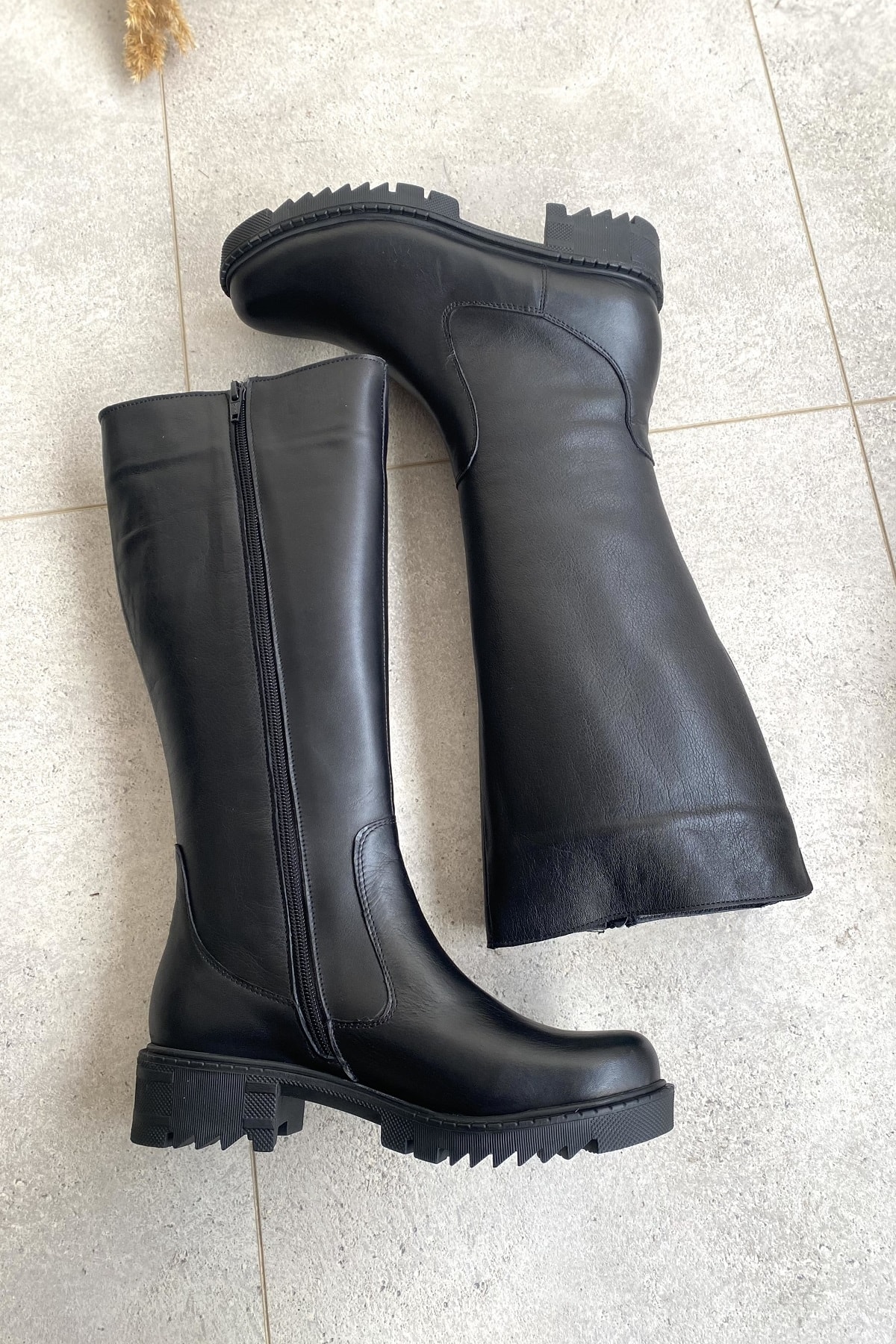 HAKİKİ DERİ SİYAH KALIN TABANLI DİZ ALTI KADIN ÇİZME TMD2025001