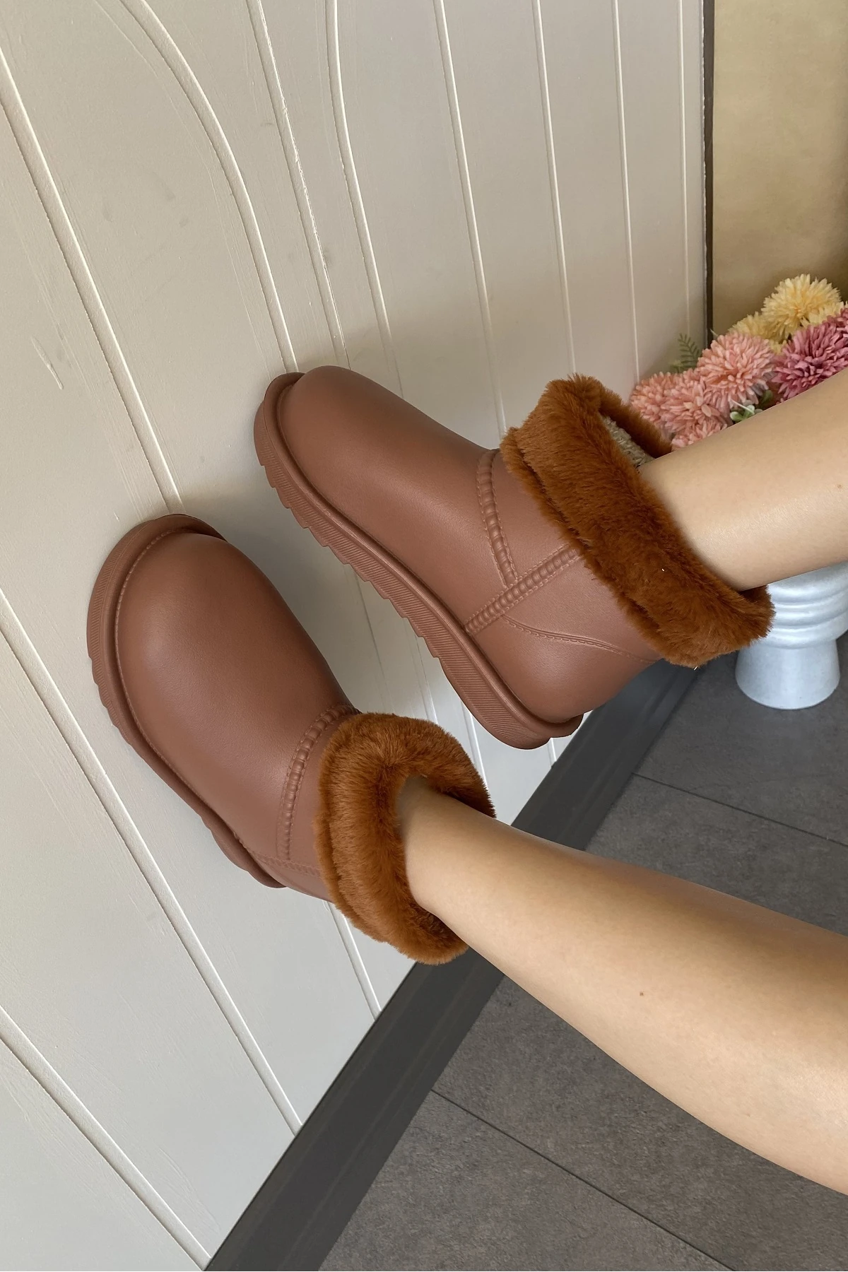 SU GEÇİRMEZ İÇİ KÜRKLÜ KISA KADIN HAFİF YAĞMUR BOTU TMD2025200