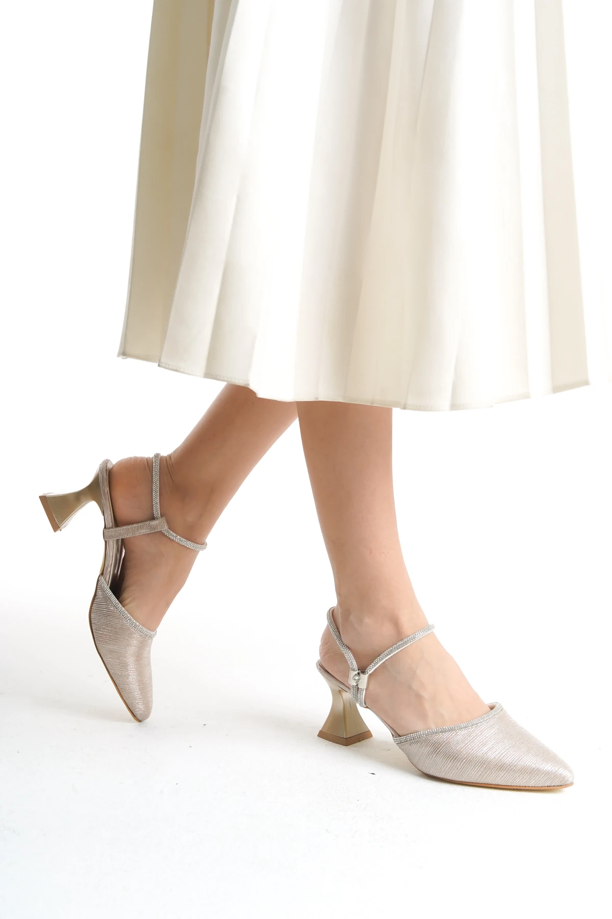 Simli Taşlı Detaylı Kısa Topuklu Kadın Ayakkabı