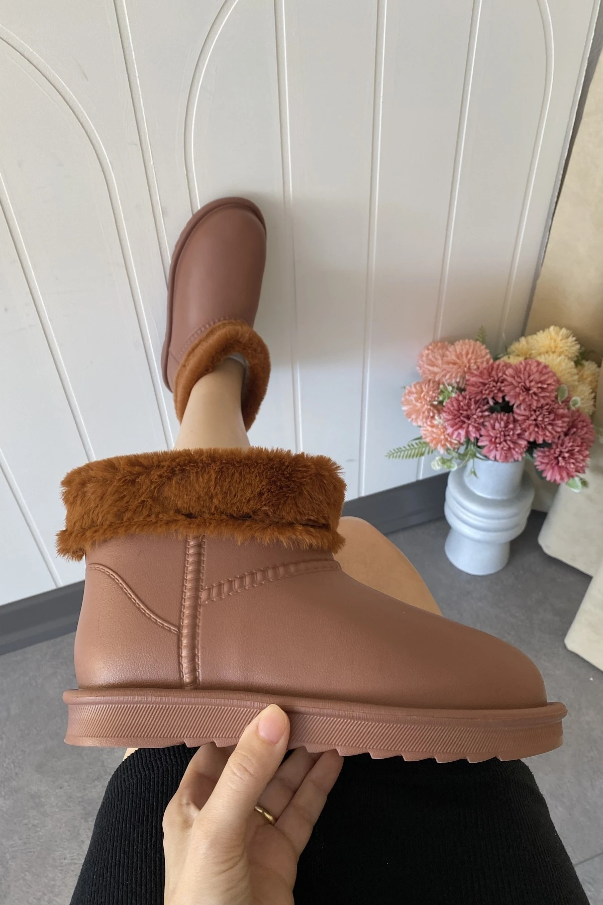 SU GEÇİRMEZ İÇİ KÜRKLÜ KISA KADIN HAFİF YAĞMUR BOTU TMD2025200