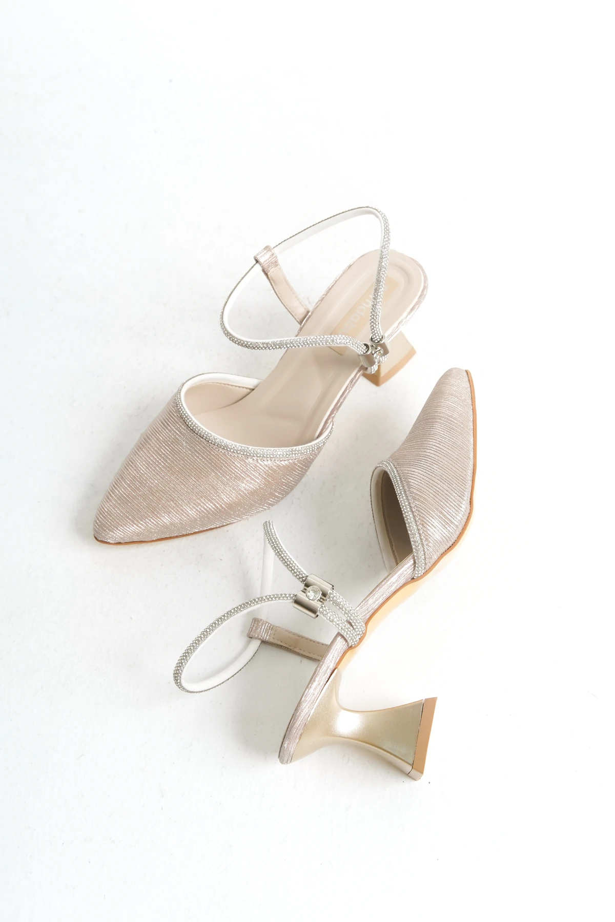 Simli Taşlı Detaylı Kısa Topuklu Kadın Ayakkabı