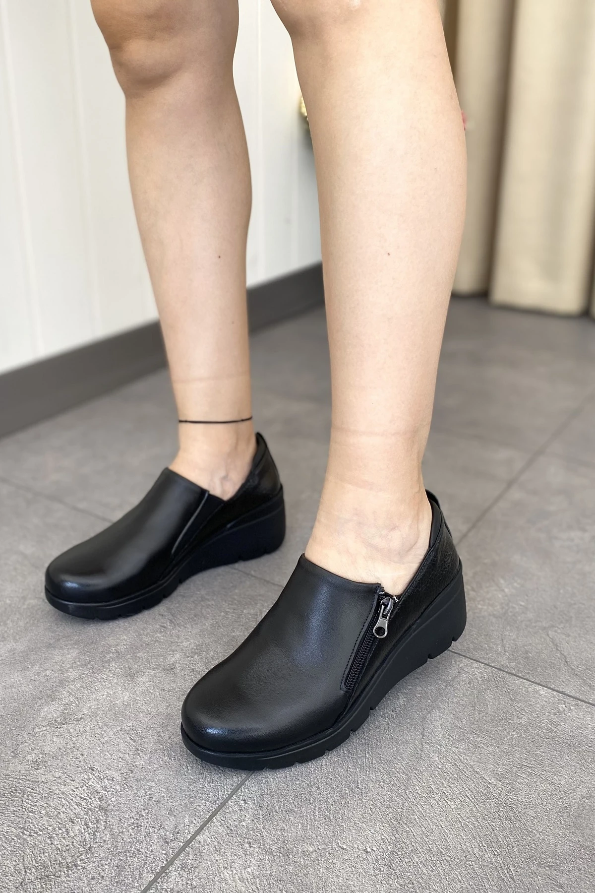 HAKİKİ DERİ SİYAH DOLGU TOPUK GARNİLİ ORTOPEDİK KADIN AYAKKABI  TMD202528