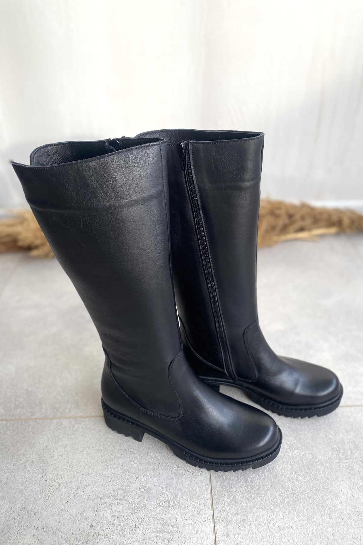 HAKİKİ DERİ SİYAH KALIN TABANLI DİZ ALTI KADIN ÇİZME TMD2025001